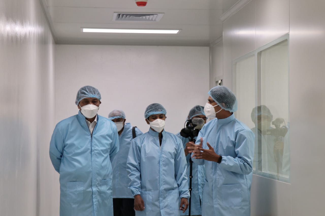 Menko Bidang Kemaritiman dan Investasi Luhut Binsar Pandjaitan (kiri) meninjau PT Etana Biotechnologies Indonesia di Pulo Gadung.