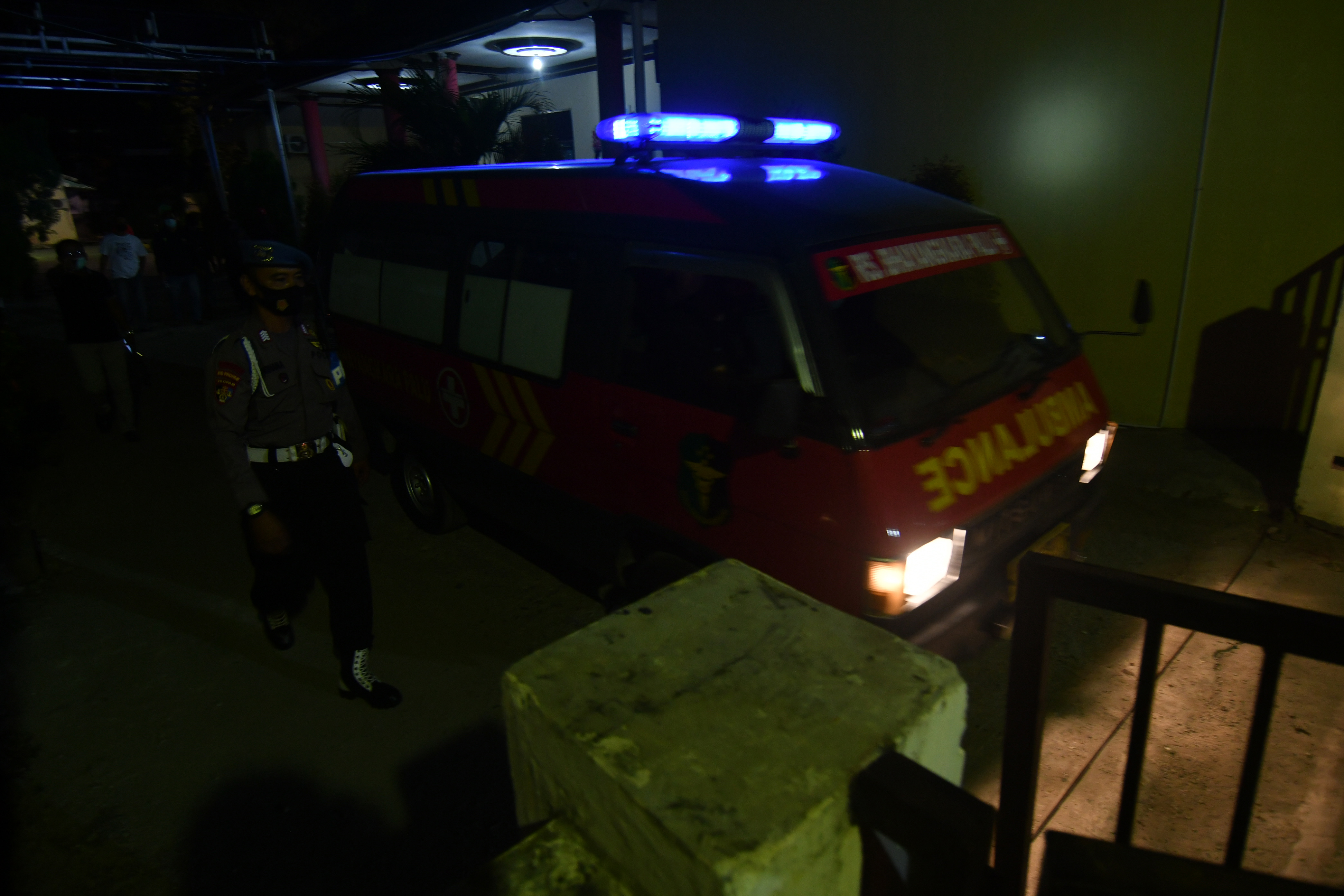 Pihak kepolisian memakamkan jenazah pimpinan kelompok teroris MIT Poso Ali Kalora dan pengikutnya Jaka Ramadan, ke TPU Poboya, Palu, Sulten 