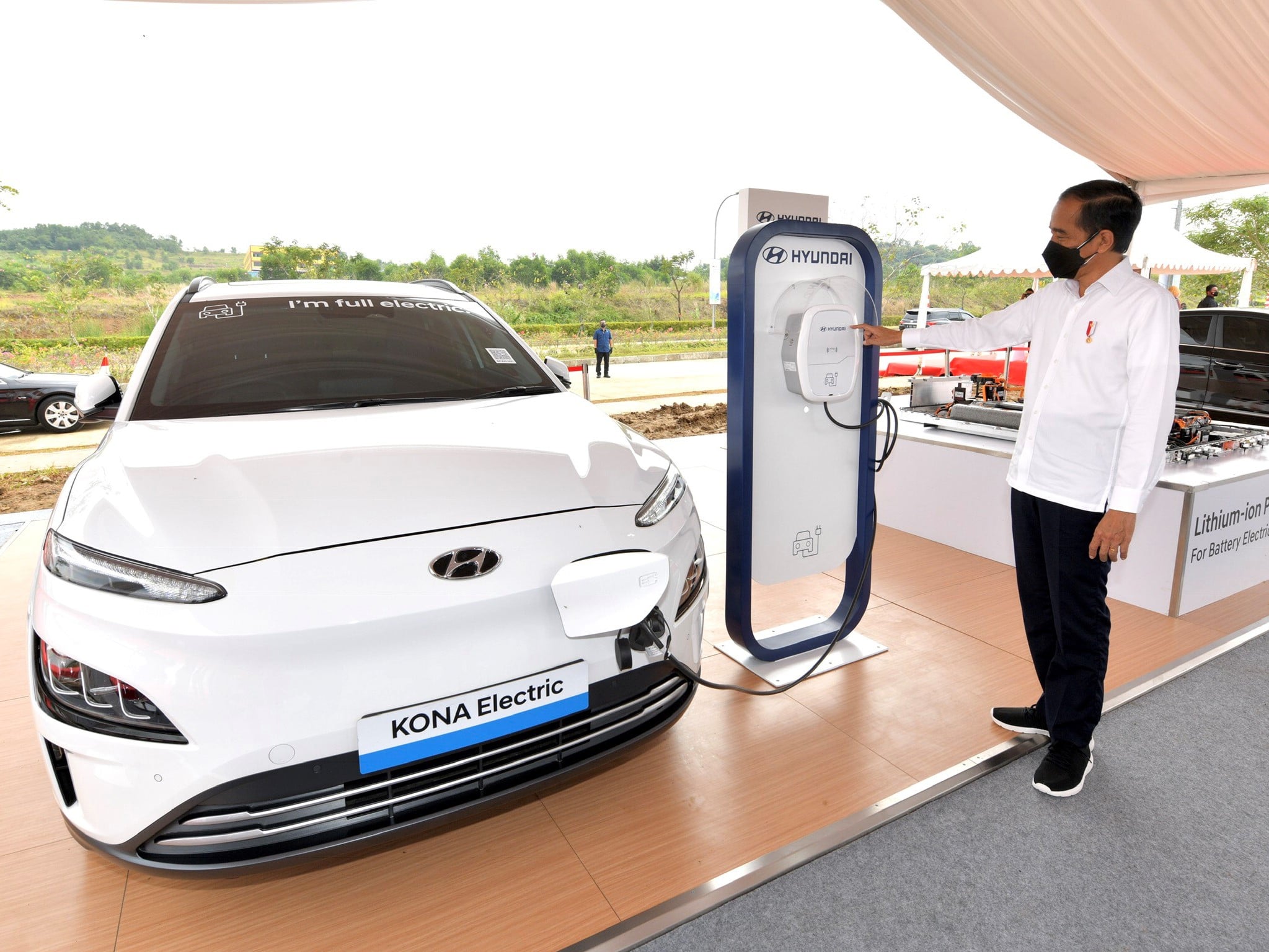 Presiden Joko Widodo meninjau kendaraan listrik dan alat pengisi daya baterainya di Karawang, Jawa Barat.