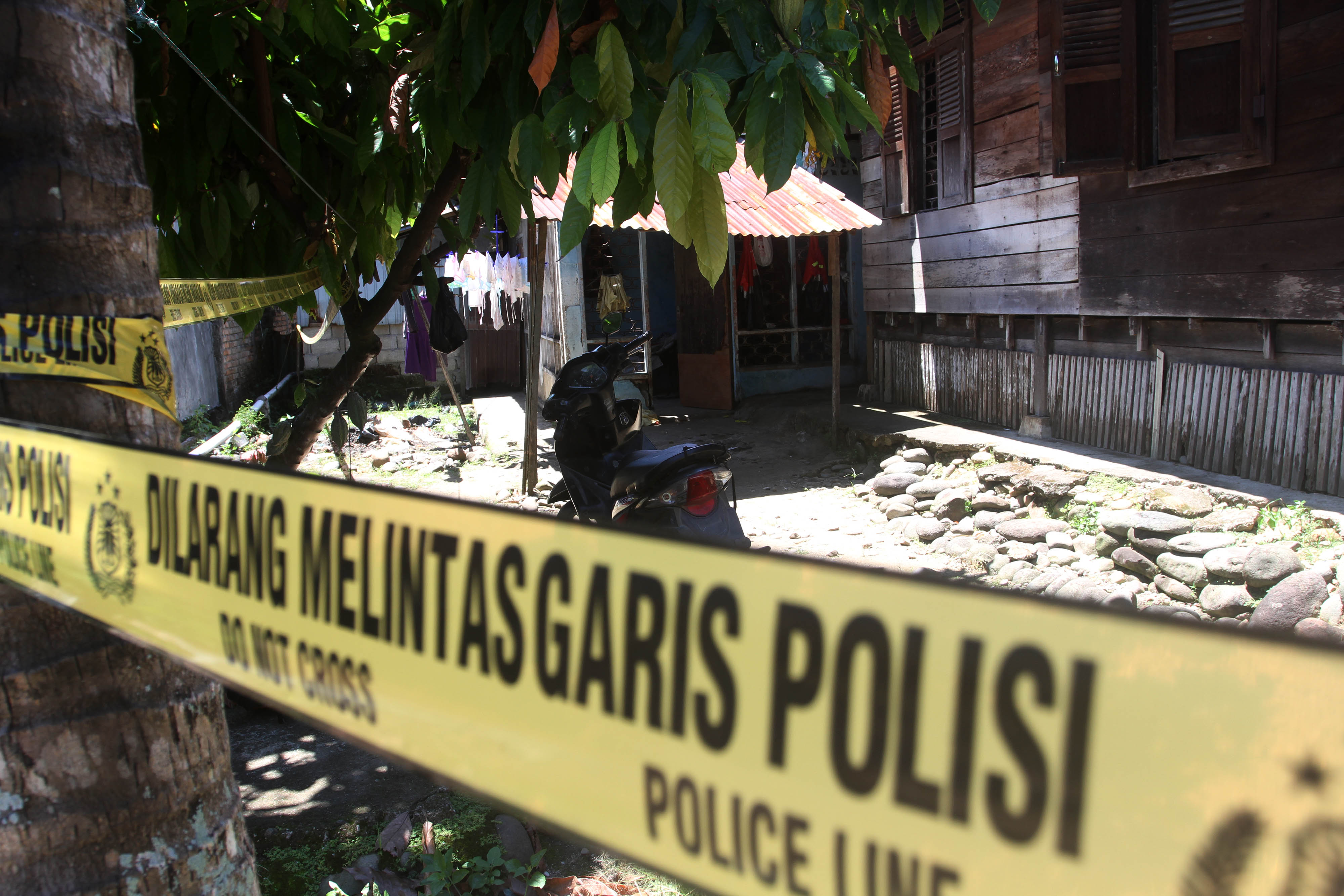 Ilustrasi garis polisi yang terpasang di tempat kejadian perkara.