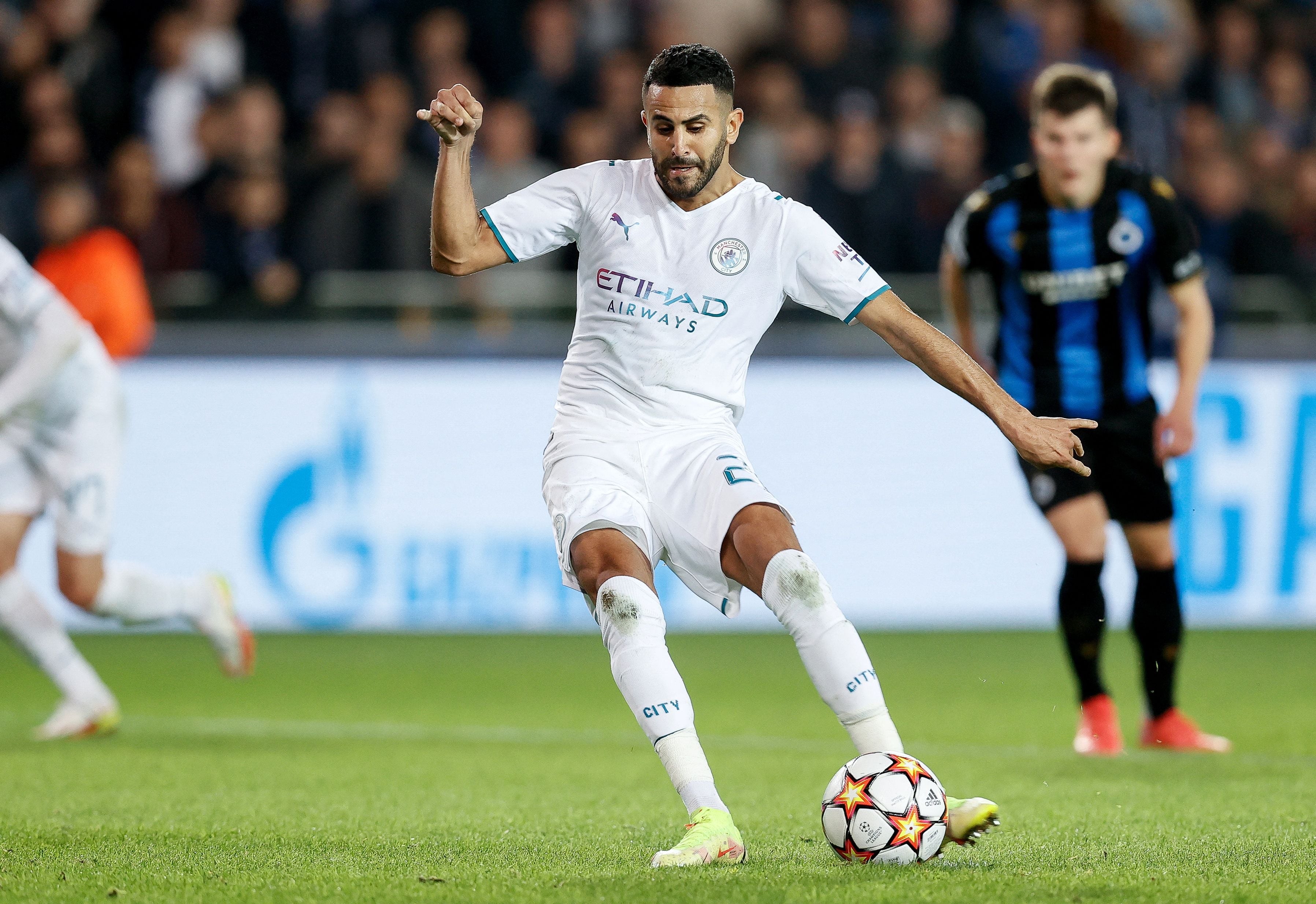 Gelandang Manchester City Riyad Mahrez melakukan eksekusi penalti dalam laga Liga Champions melawan Club Brugge.