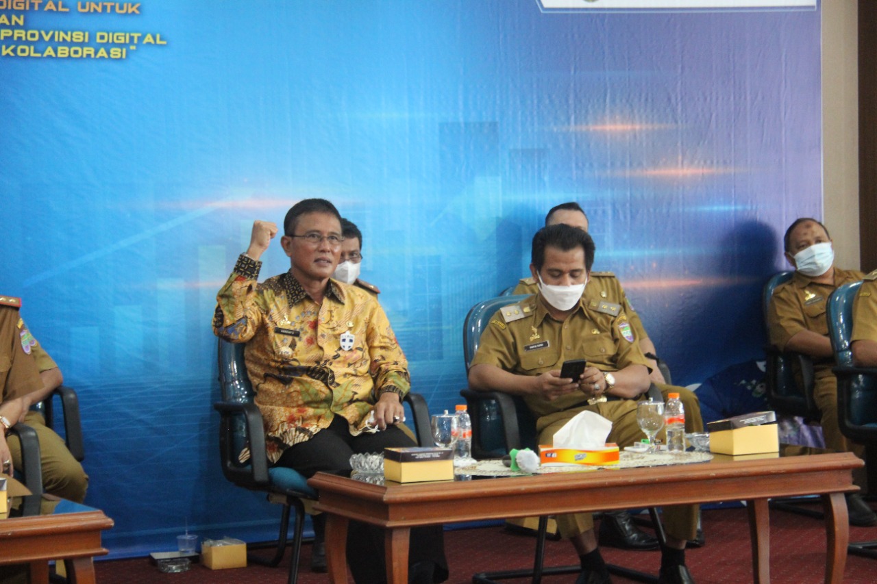 Bupati Ciamis Herdiat Sunarya (batik) membantah atlet Ciamis peraih medali emas PON XX tidak dijemput karena tidak ada informasi, Kamis (14/