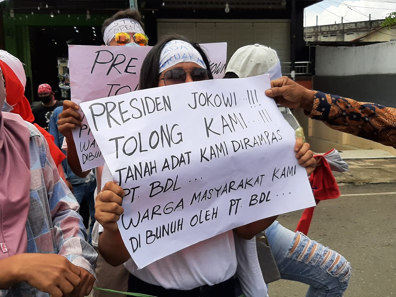 Sejumlah warga membawa poster saat berunjuk rasa di Bolaang Mongondow