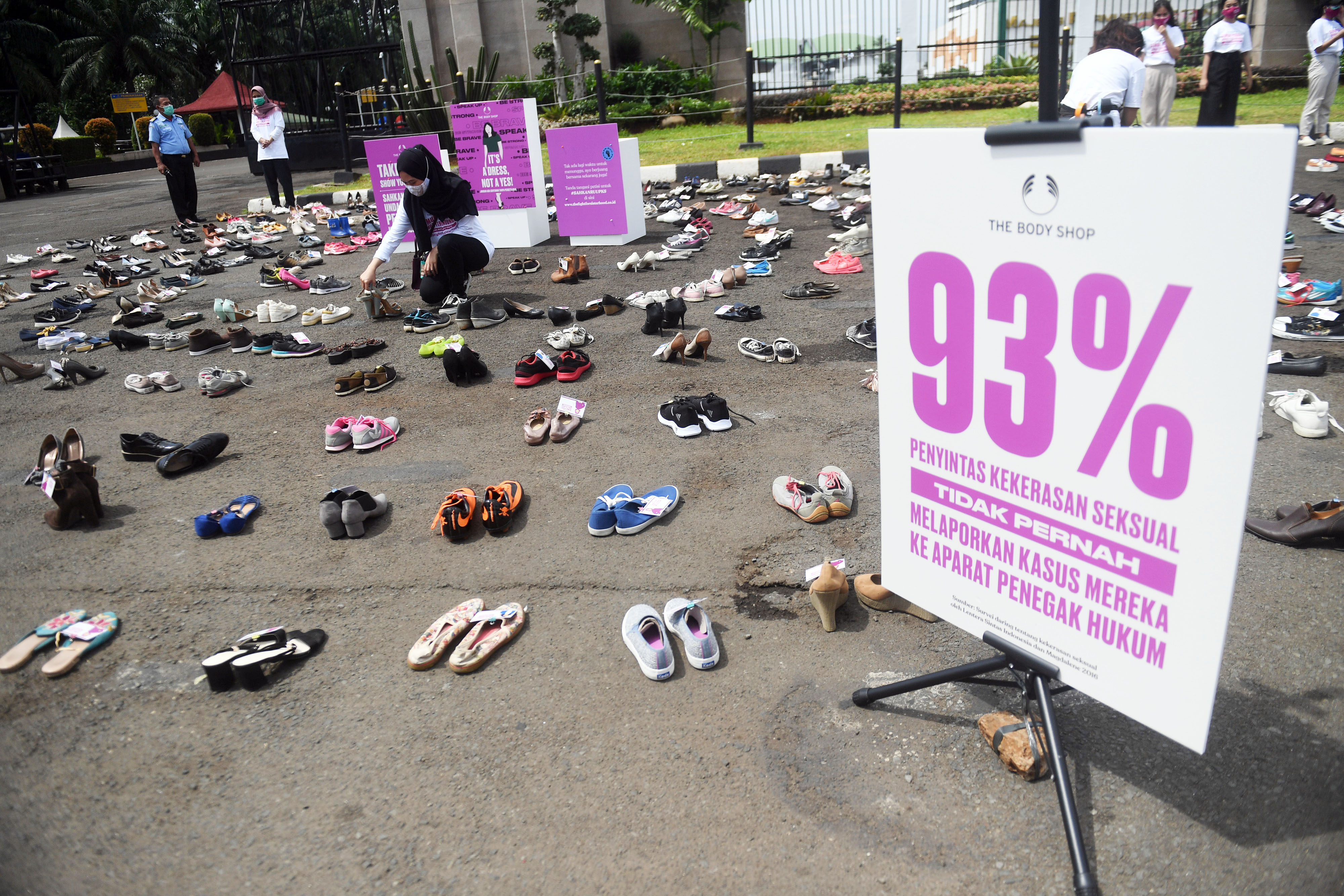 Pegiat perempuan merapikan sepatu saat aksi diam 500 Langkah Awal Sahkan RUU PKS di depan gedung DPR, Jakarta, Rabu (25/11/2020).