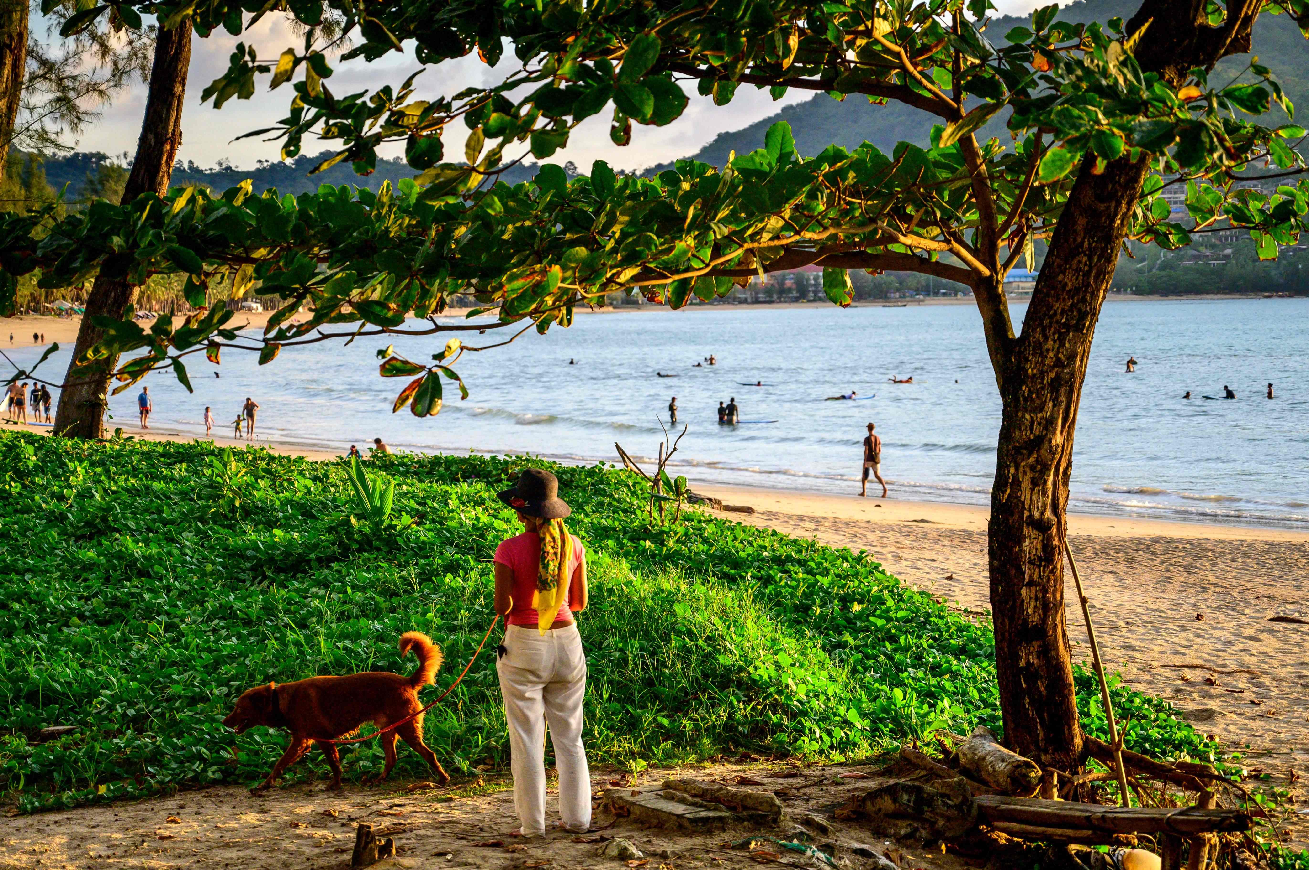  Suasana pantai masih sepi dikunjungi turis asing di Pulau Phuket, Thailand, Selasa (26/10). 