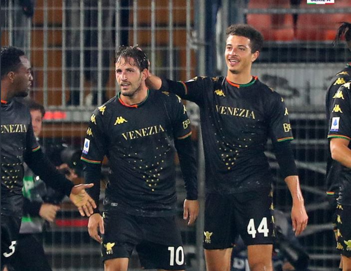 Para pemain Venezia melakukan selebrasi usai mencetak gol ke gawang Fiorentina di laga Serie A.