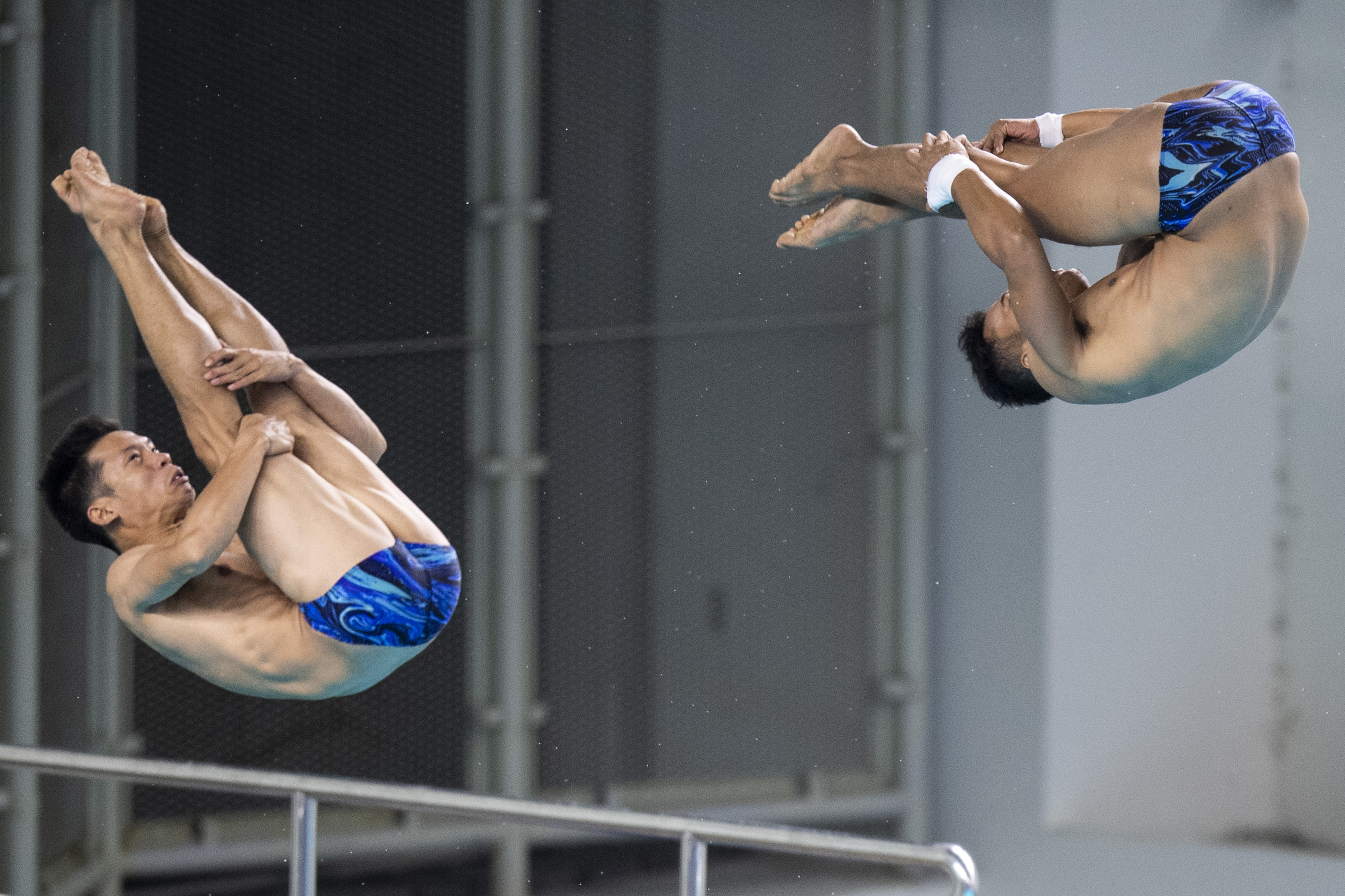 Atlet loncat indah DKi jakarta Andriyan dan Andityo Restu Putra melakukan lompatabn di nomorSyncho putra