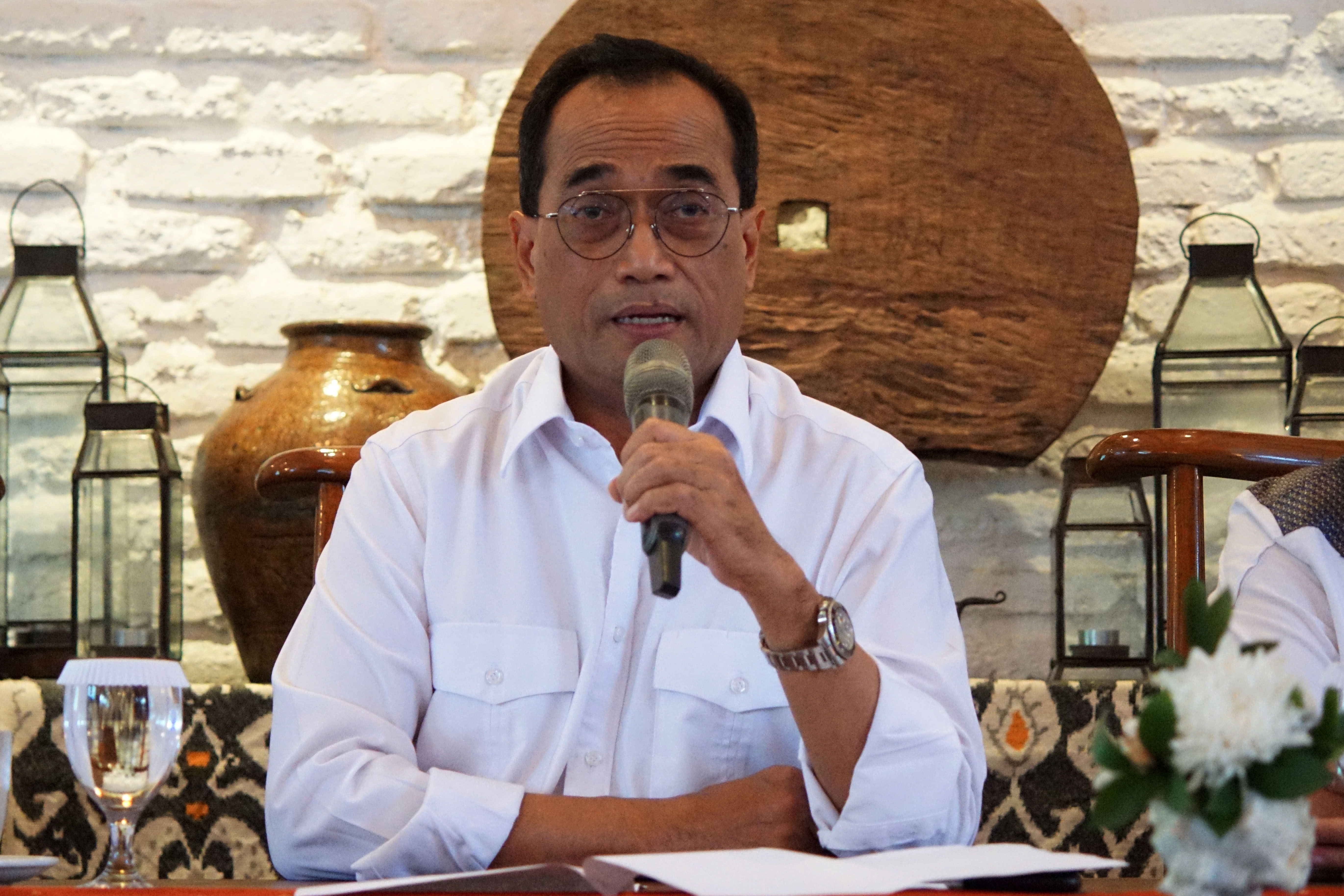 Menteri perhubungan Budi Karya Sumadi