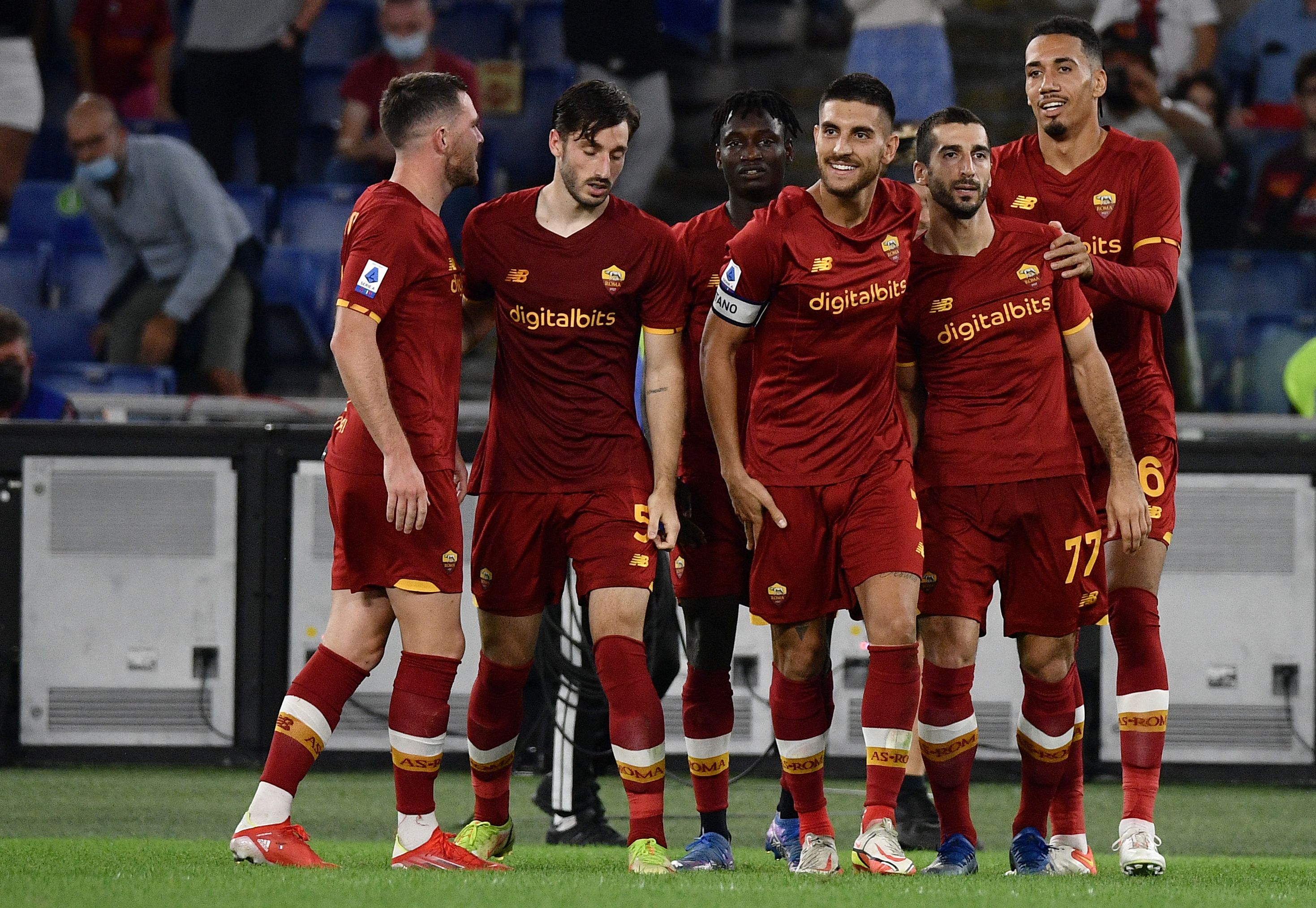 Pemain AS Roma melakukan selebrasi usai mencetak gol ke gawang Empoli di laga Serie A.