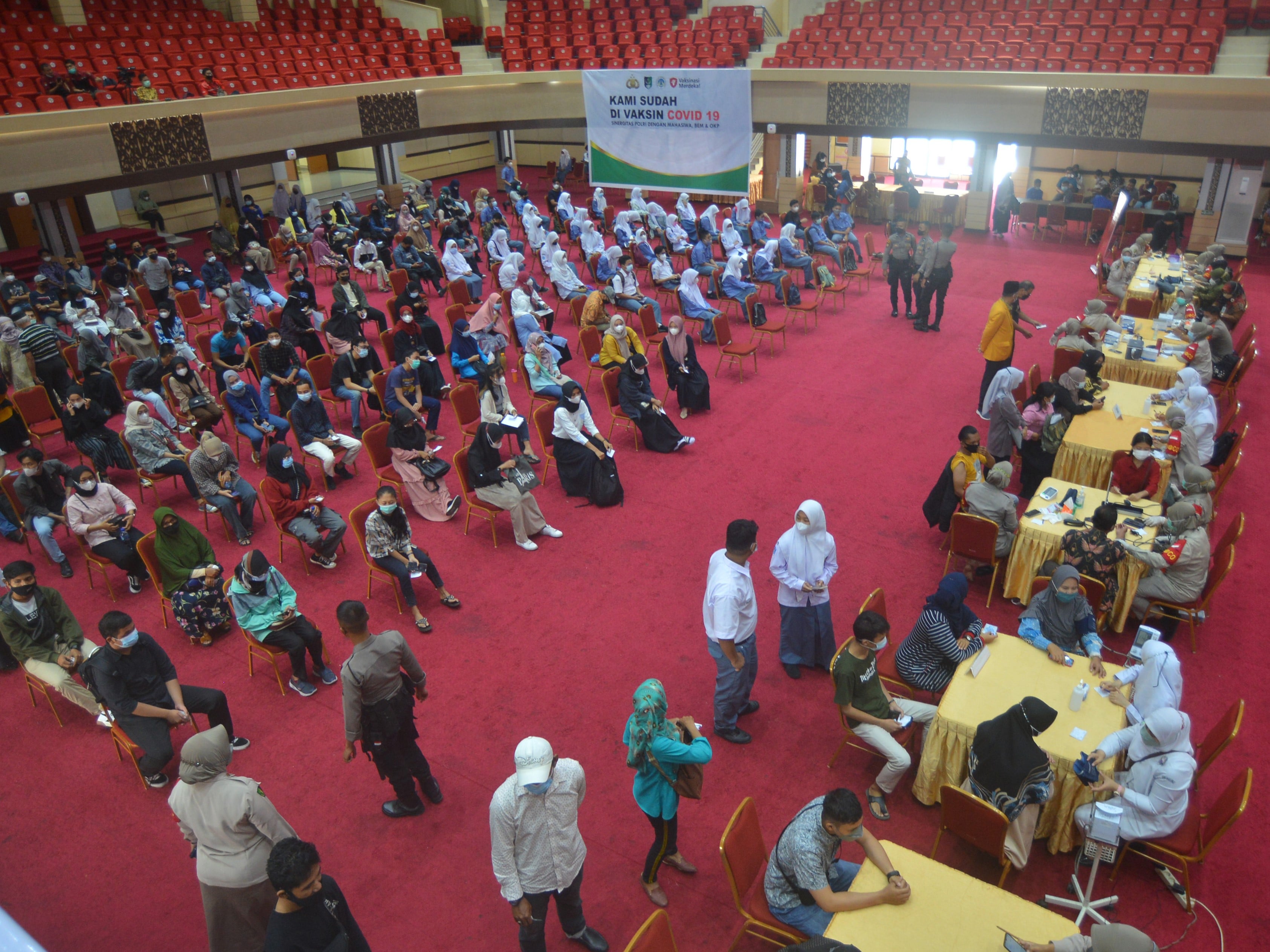 Sejumlah pelajar dan mahasiswa antre mendapatkan vaksin covid-19 di Auditorium UNP, Padang, Sumatra Barat, Rabu (22/9).