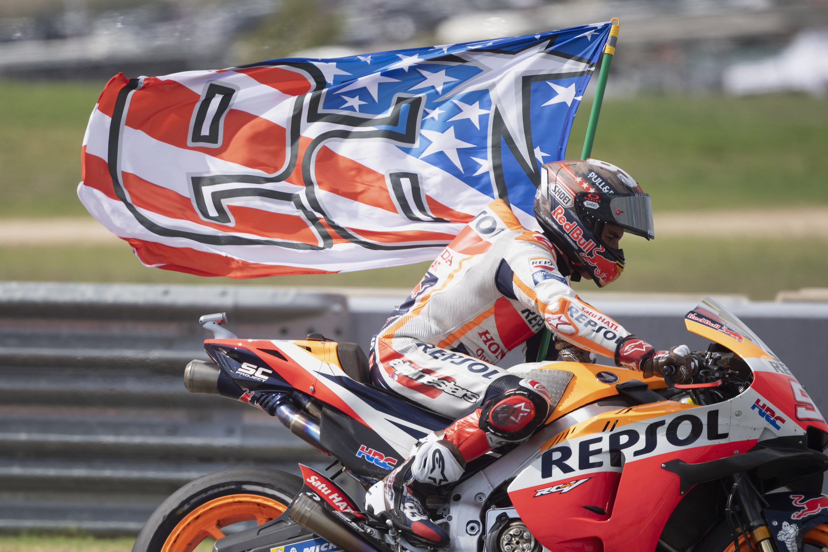 Pembalap tim Repsol Honda, Marc Marquez, melakukan selebrasi setelah menjuarai GP Amerika pada Minggu (3/10).