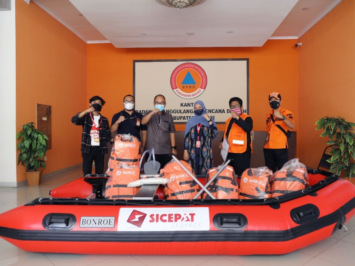 Bantuan ini diberikan sebagai bentuk antisipasi dan penanggulangan bencana alam yang berpotensi terjadi ketika musim hujan tiba.