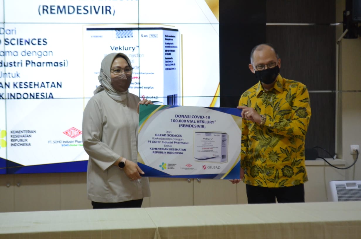 Dirjen Farmalkes, Kemenkes Drg. Arianti Anaya, MKM, menerima donasi dari Presdir PT Soho Global Health, Rogelio Paulino Jr. Castillo La O. 