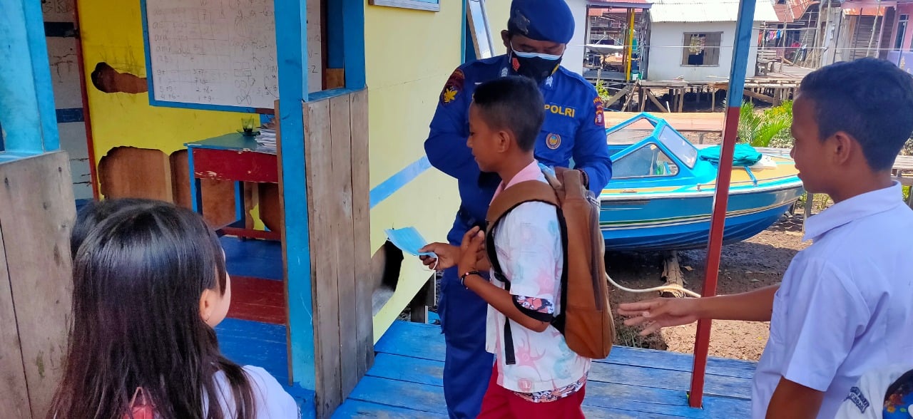 Anak-anak memasuki Pondok Baca yang didirikan Satpolairud Polda Kalteng