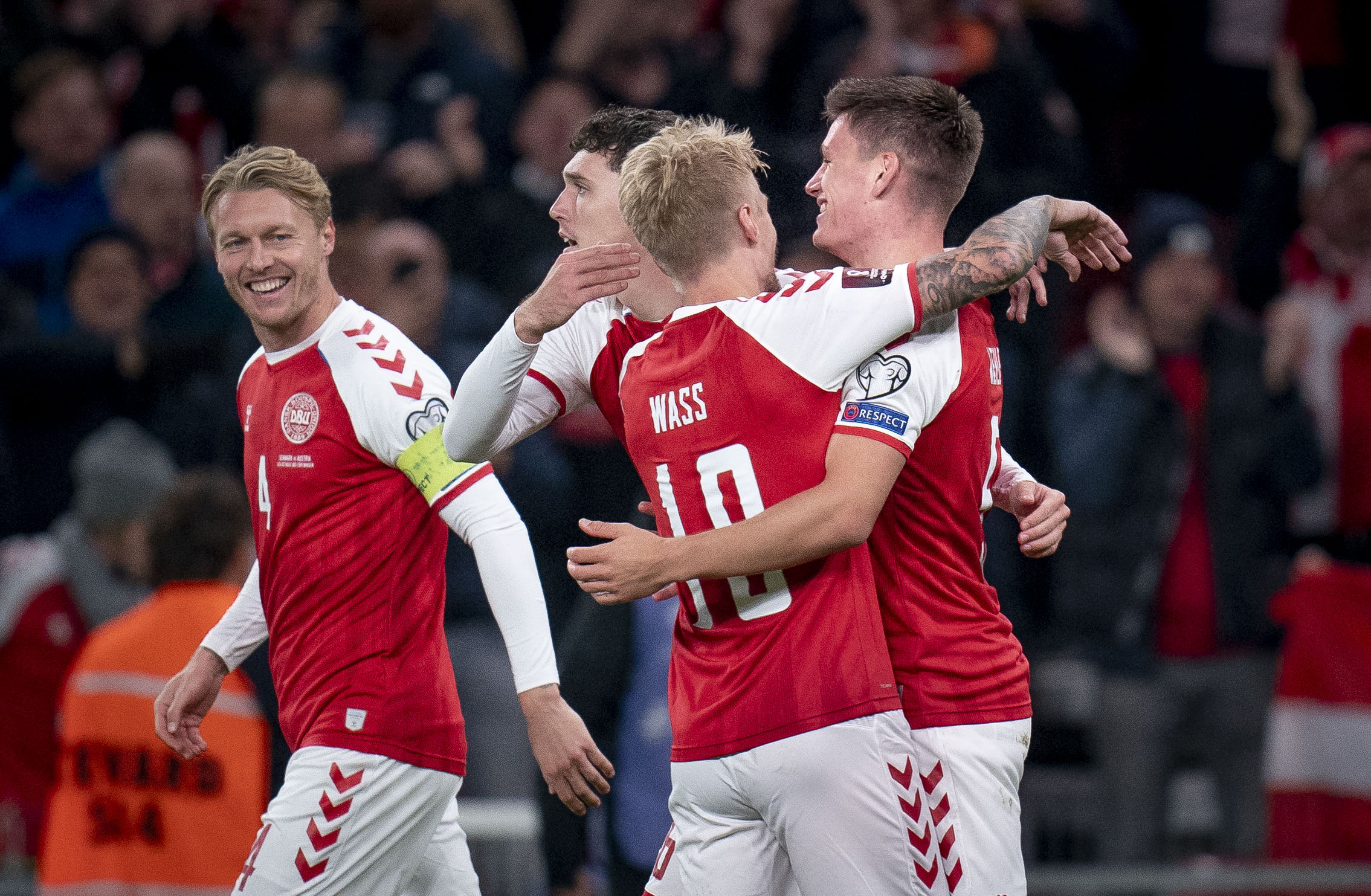 Para pemain Denmark melakukan selebrasi usai mencetak gol ke gawang Austria di laga kualifikasi Piala Dunia.