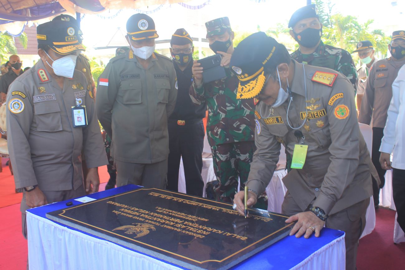 Menteri Pertanian Syahrul Yasin Limpo (kanan) saat menghadiri Hari Karantina Pertanian 2021 di Kupang, Nusa Tenggara Timur, Senin (18/10).