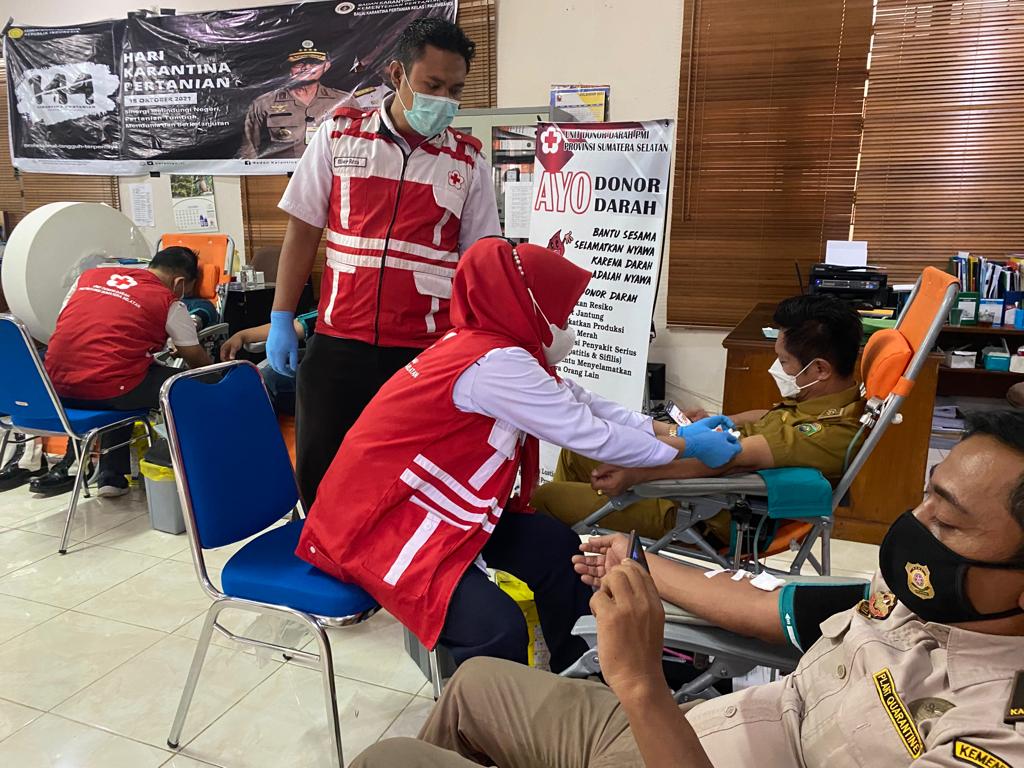 Ratusan warga mengikuti vaksinasi covid-19 massal yang digelar UPT Karantina Palembang, Kamis (14/10).