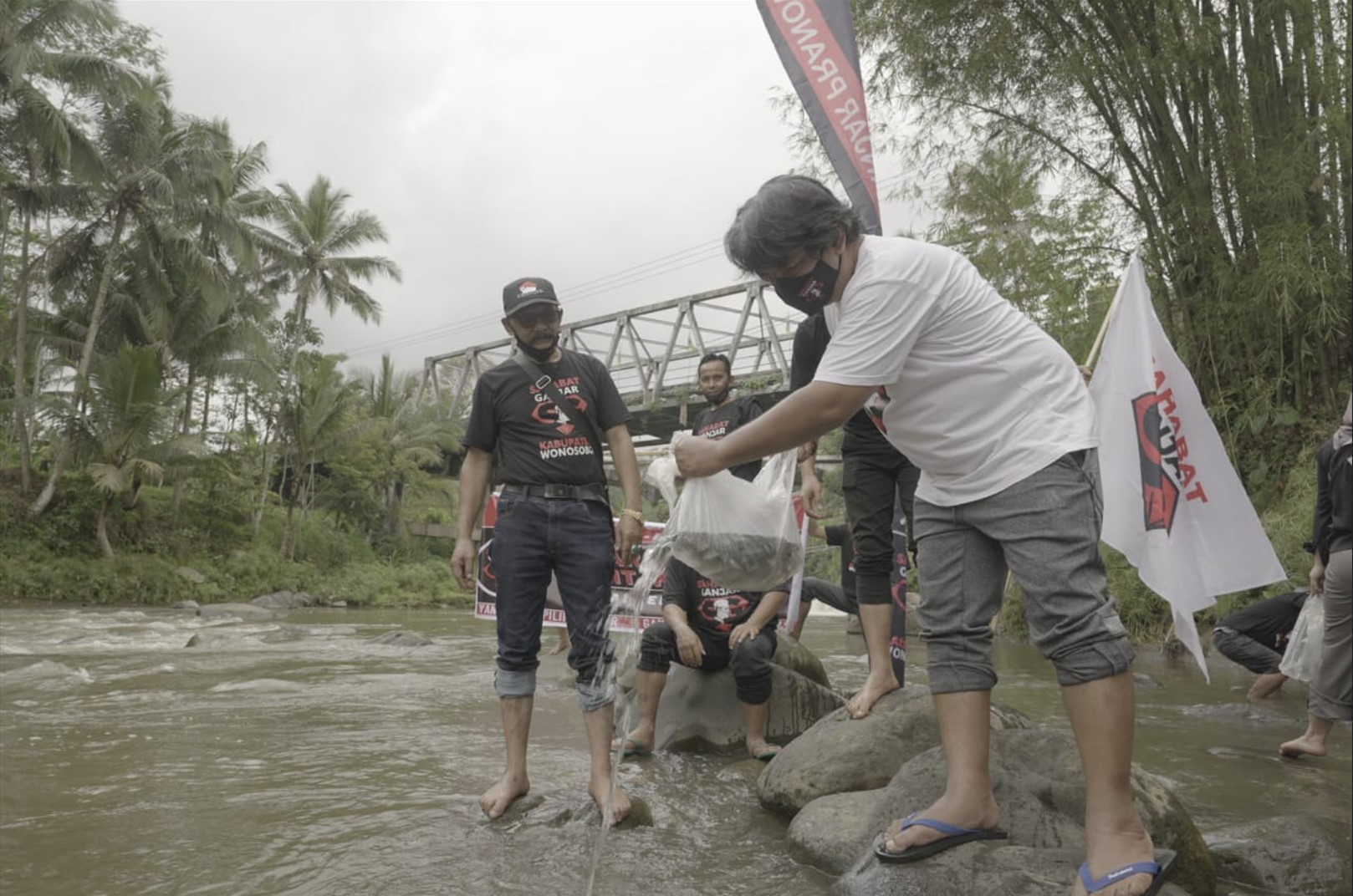 Kegiatan menebarkan benih ikan nila di Sungai Serayu yang dilakukan Sahabat Ganjar.