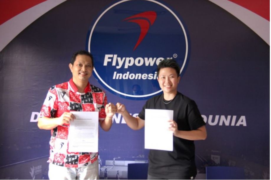 Mantan pebulu tangkis nasional Liliyana Natsir saat menandatangani kontrak dengan Flypower, Kamis (14/10)