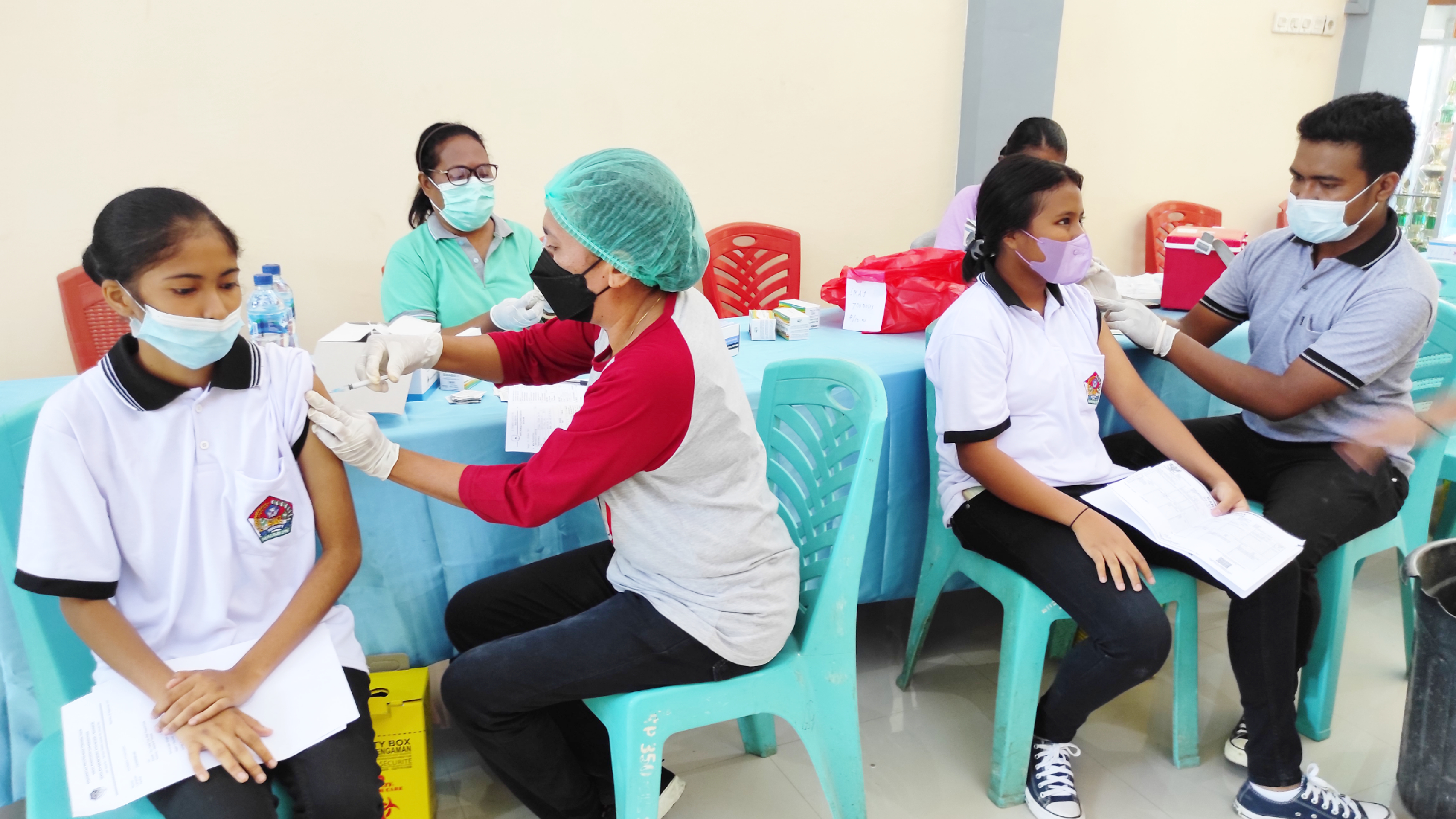 Seluruh siswa SMAN 1 Maumere sebanyak 1.200 orang dan tenaga pelajarnya sudah divaksin Covid-19, mereka siap PTM penuh