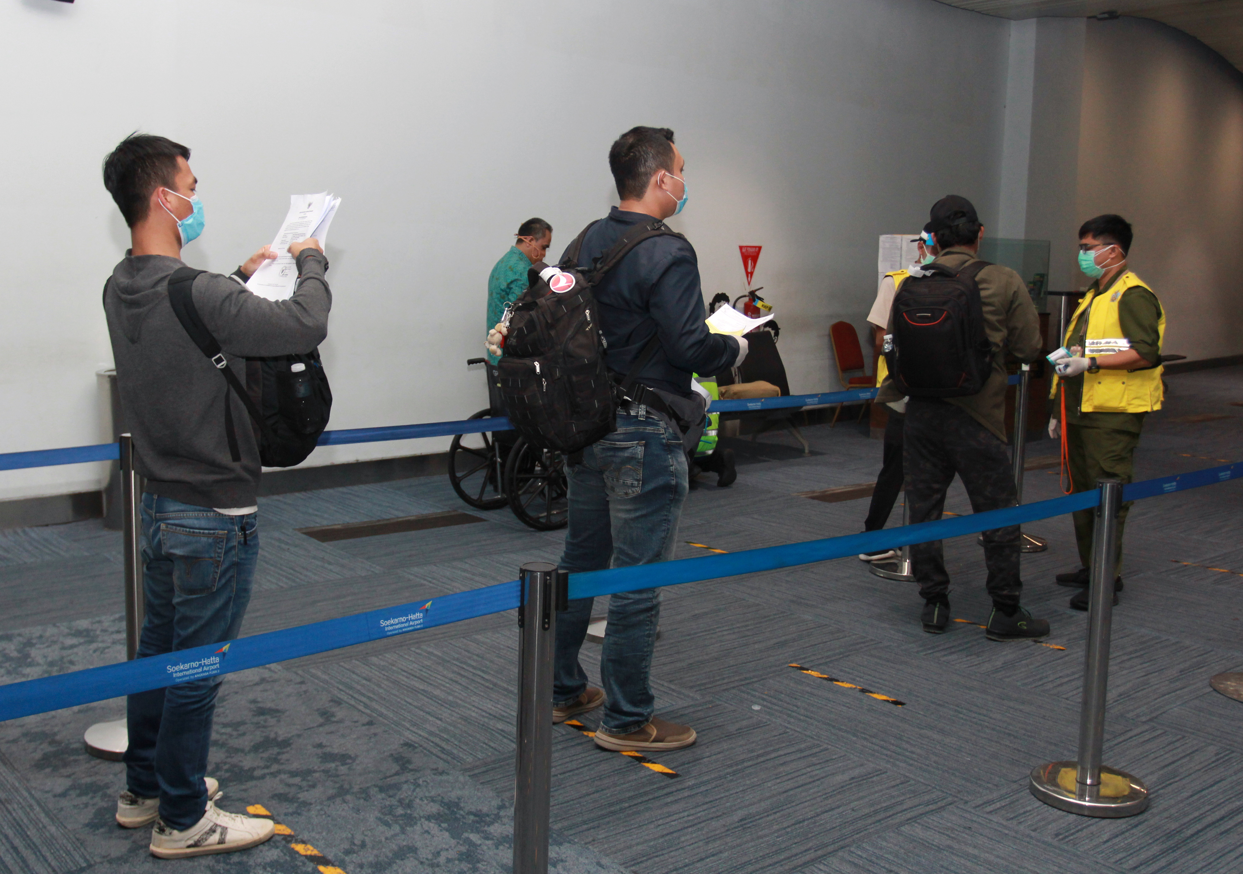 Pelaku perjalanan luar negeri menjalani pemeriksaan dokumen kesehatan di Bandara Soekarno Hatta
