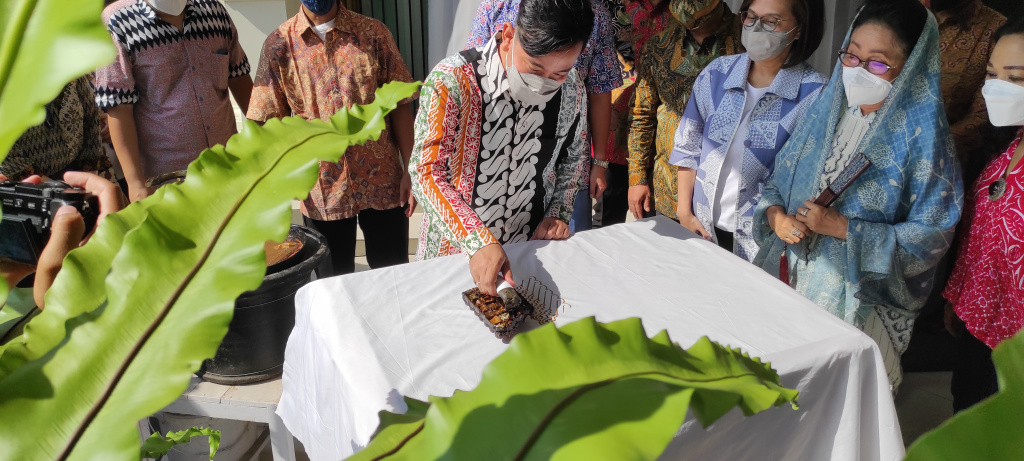 Wali Kota Surakarta Gibran Rakabuming Raka membuka pameran batik Danar Hadi