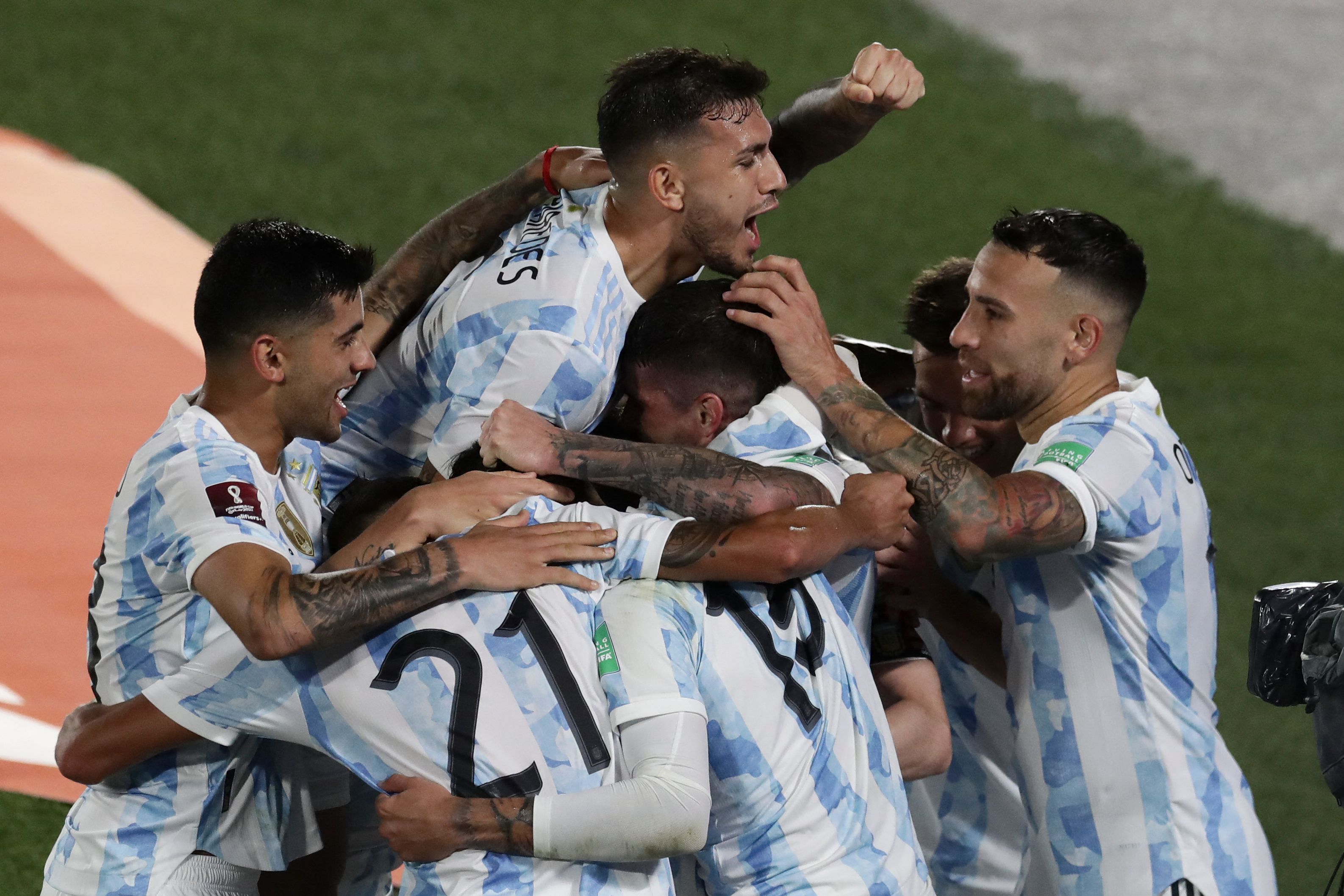 Para pemain Argentina melakukan selebrasi usai mencetak gol ke gawang Uruguay di laga kualifikasi Piala Dunia.