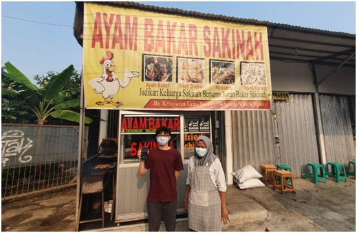 Jason Asali, Founder harapanku.org. dan pelaku UMKM yang mendapat bantuan.