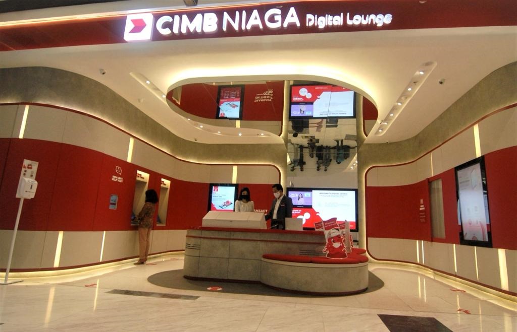 Nasabah bertransaksi di Digital Lounge CIMB Niaga