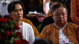  Aung San Suu Kyi dan Win Htein (kiri).