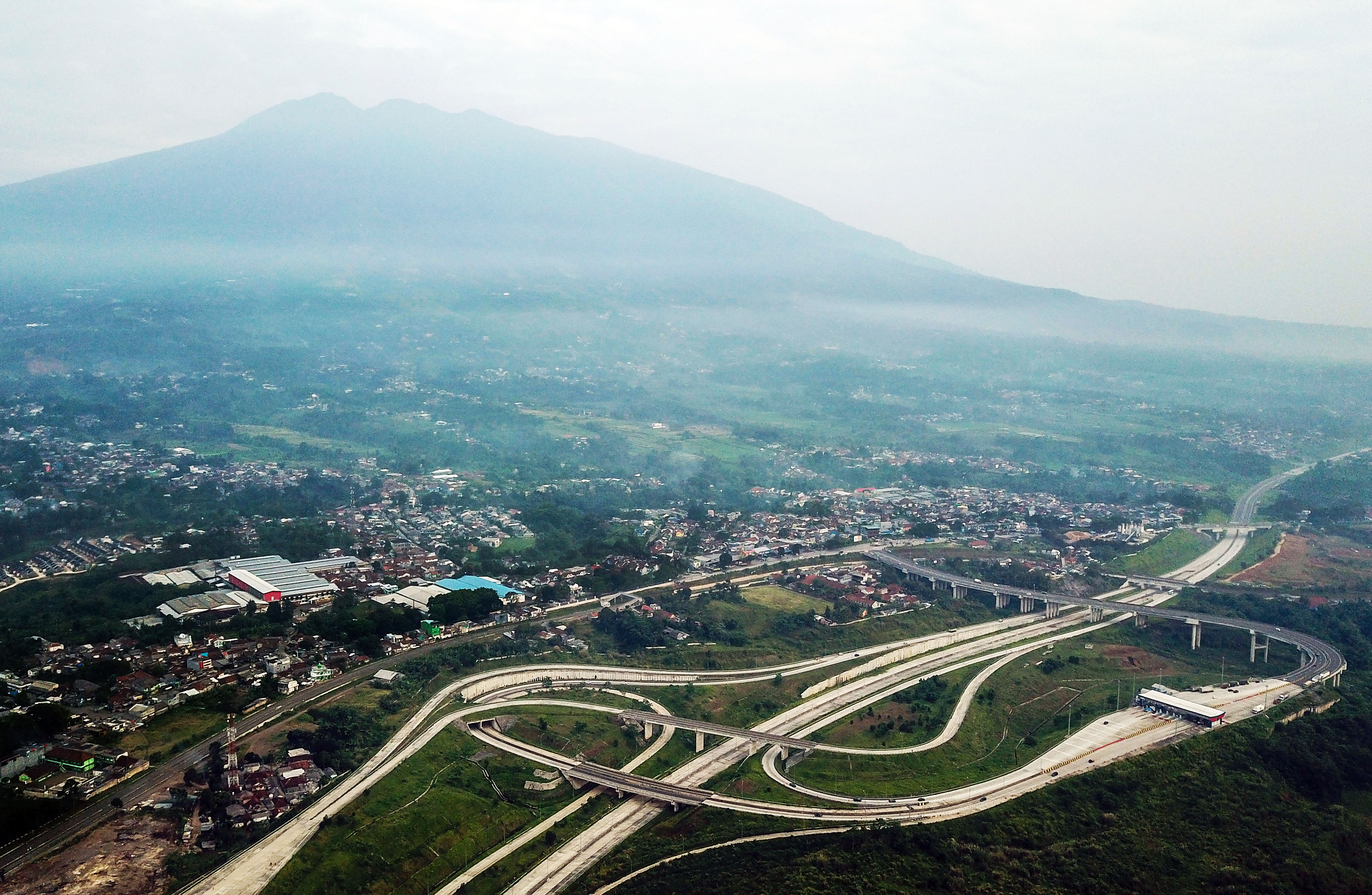  Foto udara proyek pembangunan Jalan Tol Bogor-Ciawi-Sukabumi (Bocimi) seksi II di Cigombong, Kabupaten Sukabumi, Jawa Barat