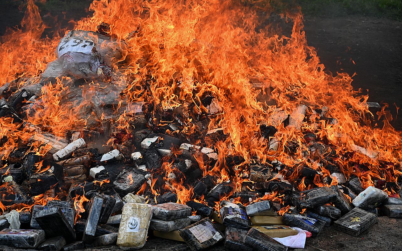 Kokain seberat lebih dari 3 ton dimusnahkan dengan cara dibakar di Honduras.