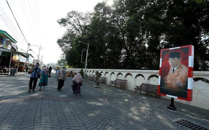 Peziarah melintas di kawasan makam Presiden Soekarno di Kota Blitar, Jatim