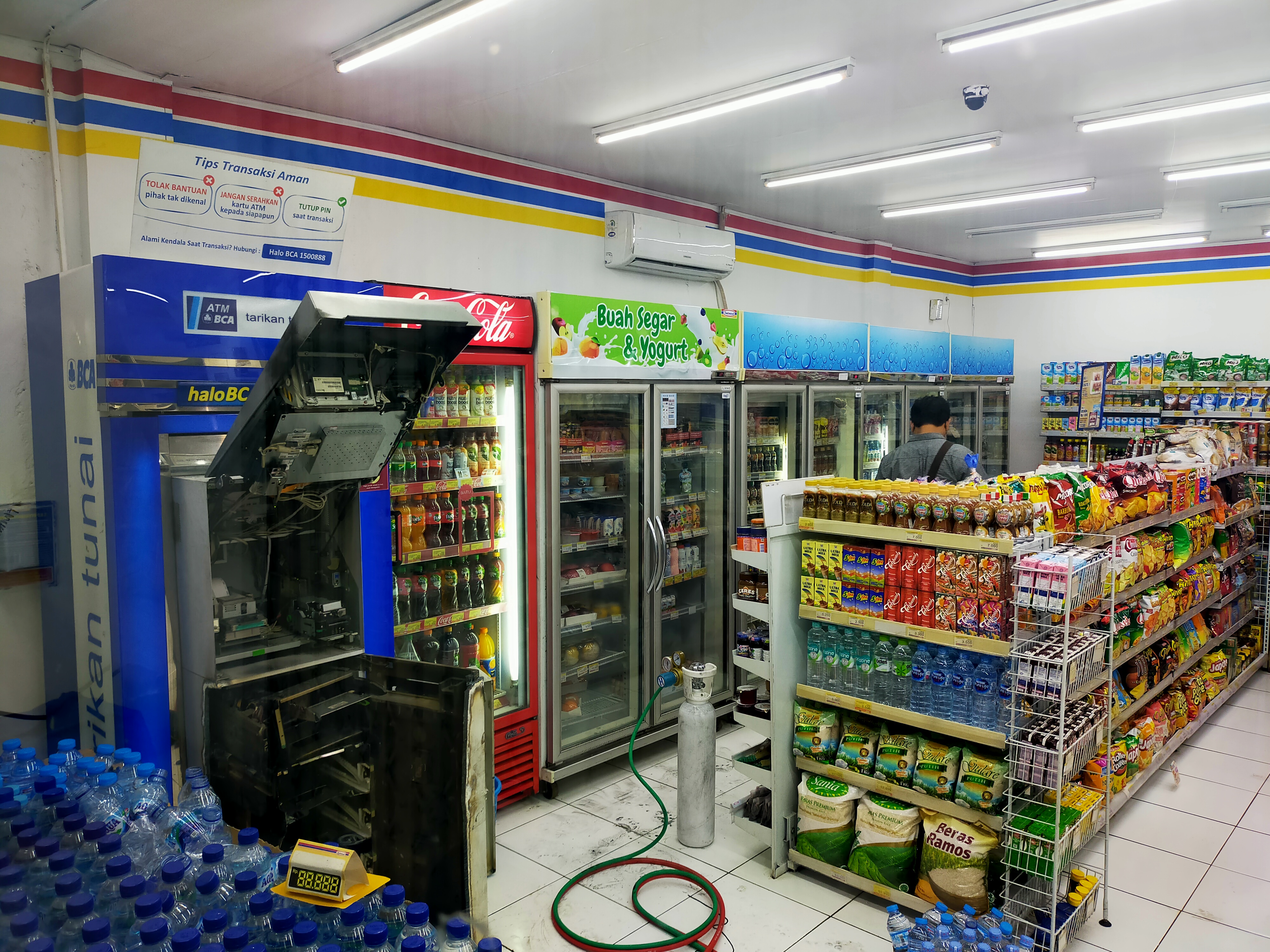 ATM di dalam minimarket ndomart dibobol pencuri menggunakan las, Senin (18/10)