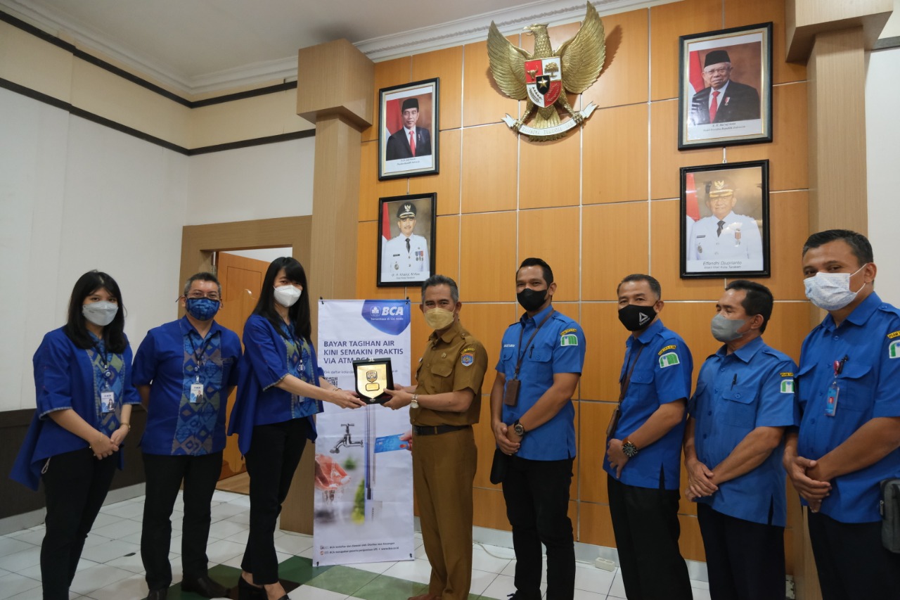  Kepala BCA KCU Tarakan Jedida Lauw (kiri) menyerahkan token apresiasi kepada Wali Kota Tarakan Khairul, Senin (27/09). 