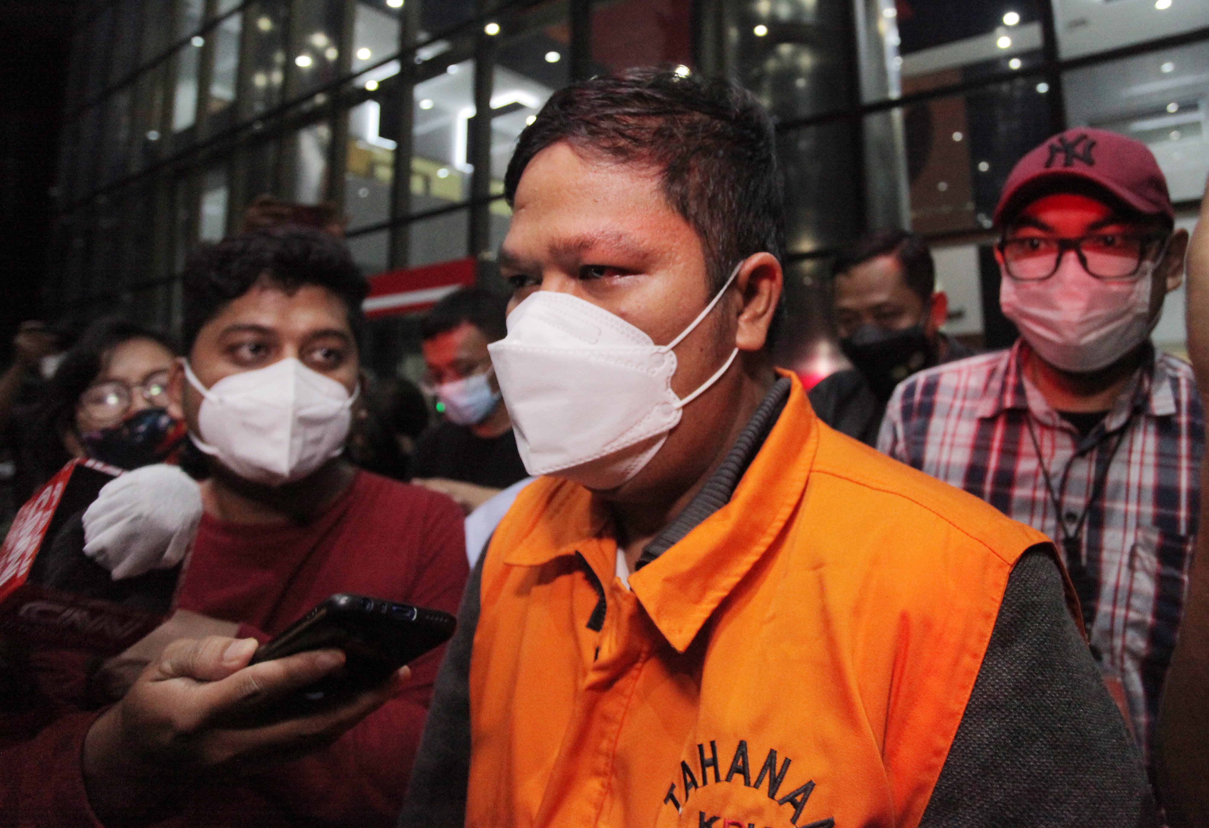 Tersangka Bupati Kuantan Singingi (Kuansing) Andi Putra (tengah) mengenakan rompi tahanan.