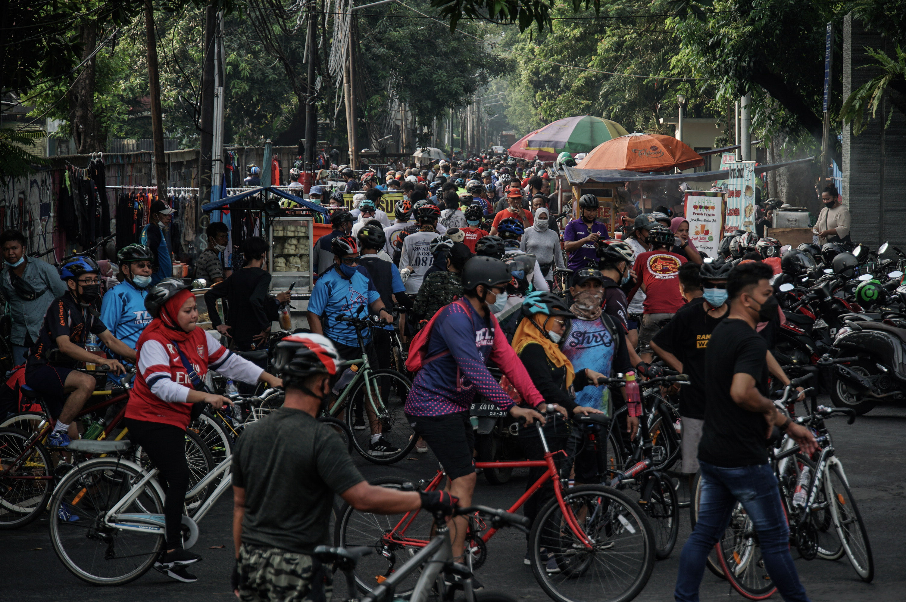 KASUS MELONJAK: Warga bersepeda di kawasan Sudirman, Jakarta, Minggu (13/6). Kasus covid-19 kembali melonjak pasca libur Lebaran 2021.