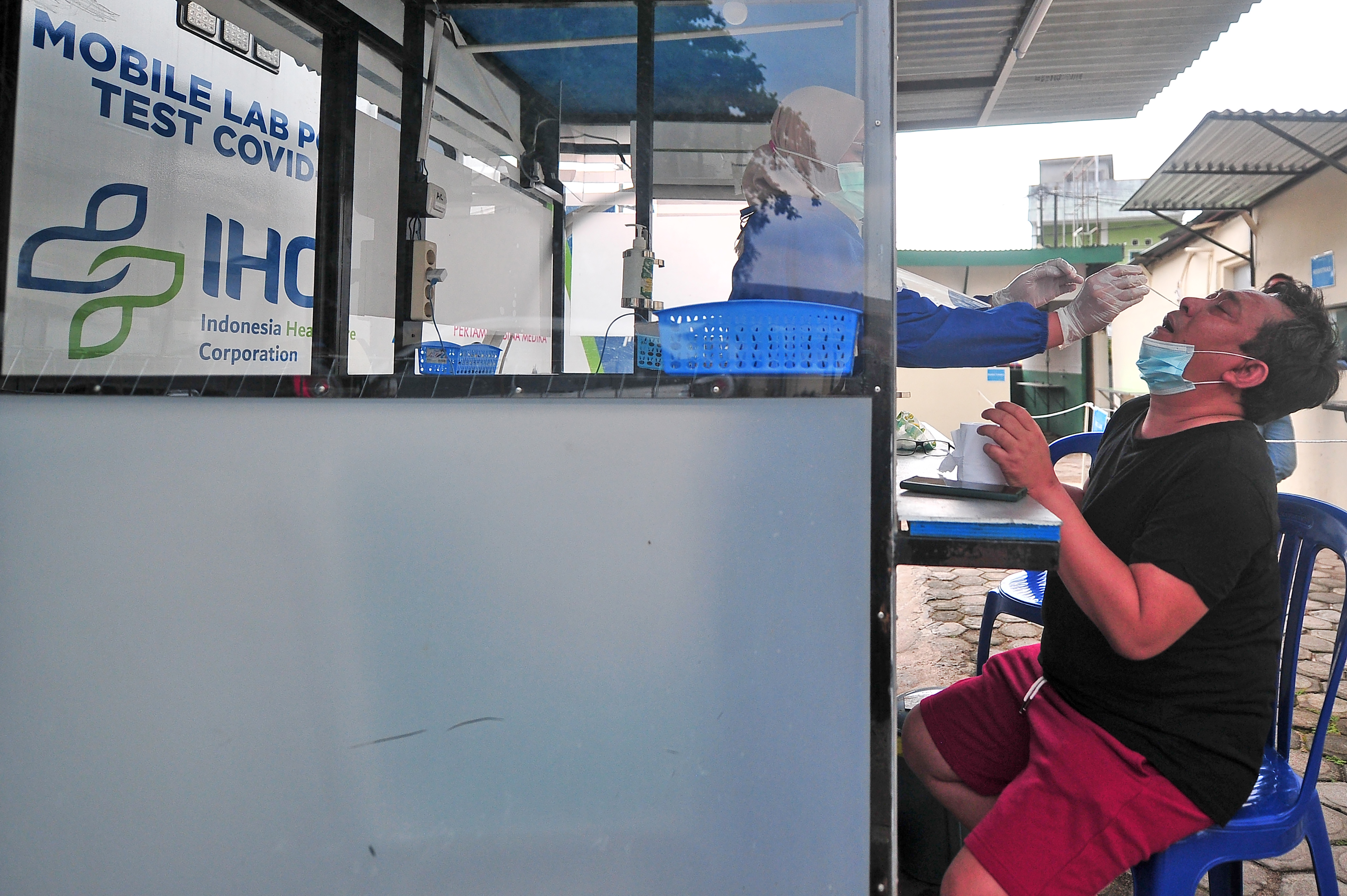  Seorang warga menjalani tes PCR