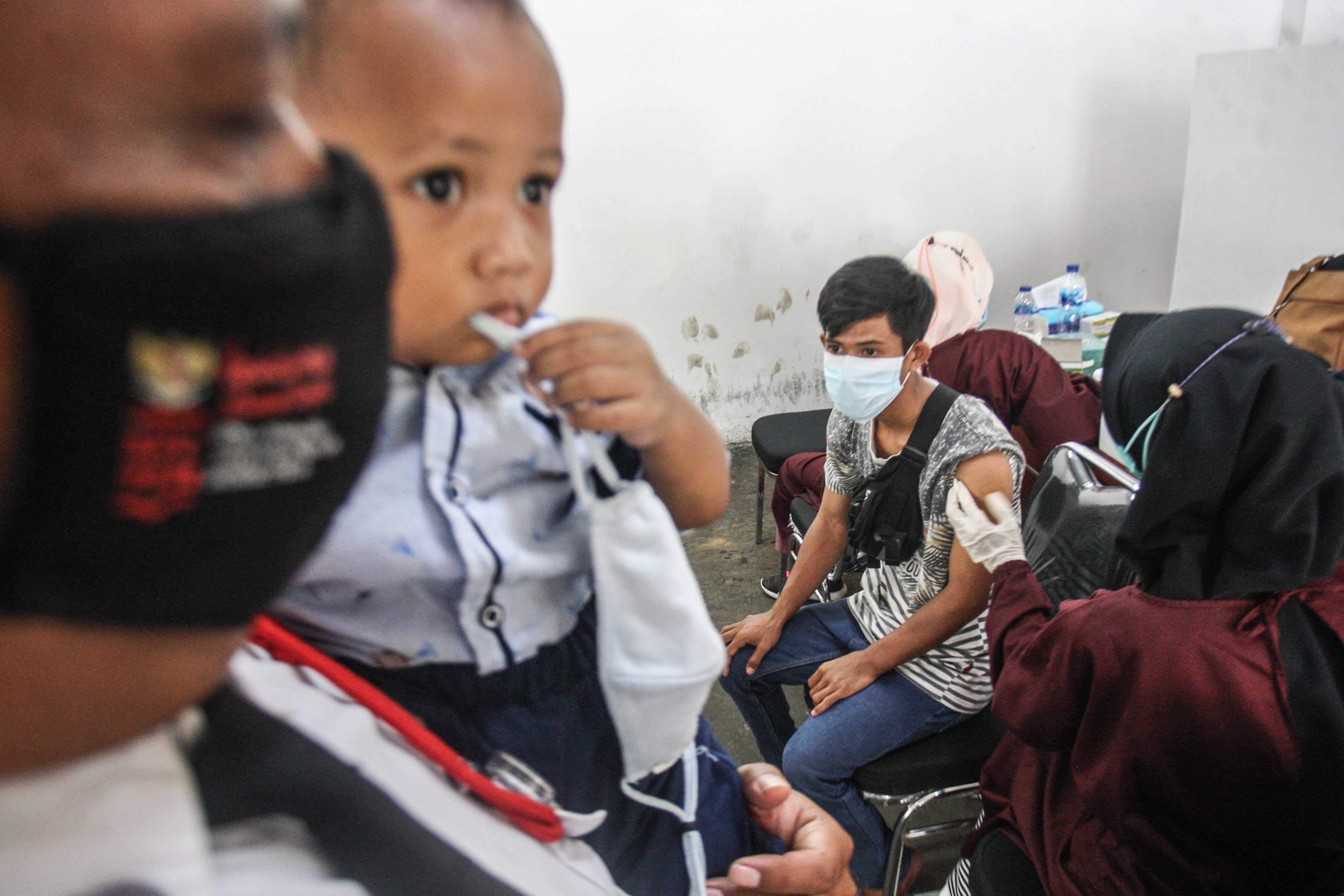 Kegiatan vaksinasi Covid-19 massal di DPRD Kabupaten Bogor, Cibinong, Kabupaten Bogor, Jawa Barat, Kamis (30/9).