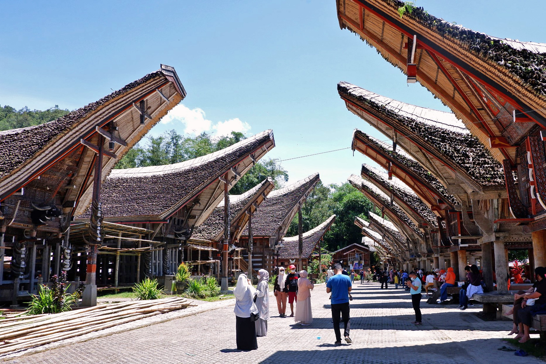  Wisatawan mengunjungi objek wisata Ke'te Kesu di Kabupaten Toraja Utara, Sulawesi Selatan, Sabtu (3/4/2021).