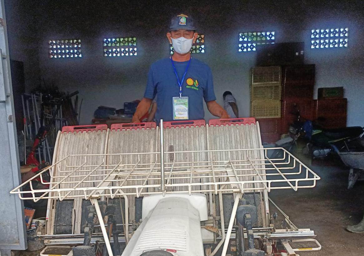 Penyuluh pertanian dan petani mendapat pelatihan untuk memahami penggunaan alat dan mesin pertanian di Banyuwangi, Jatim. 