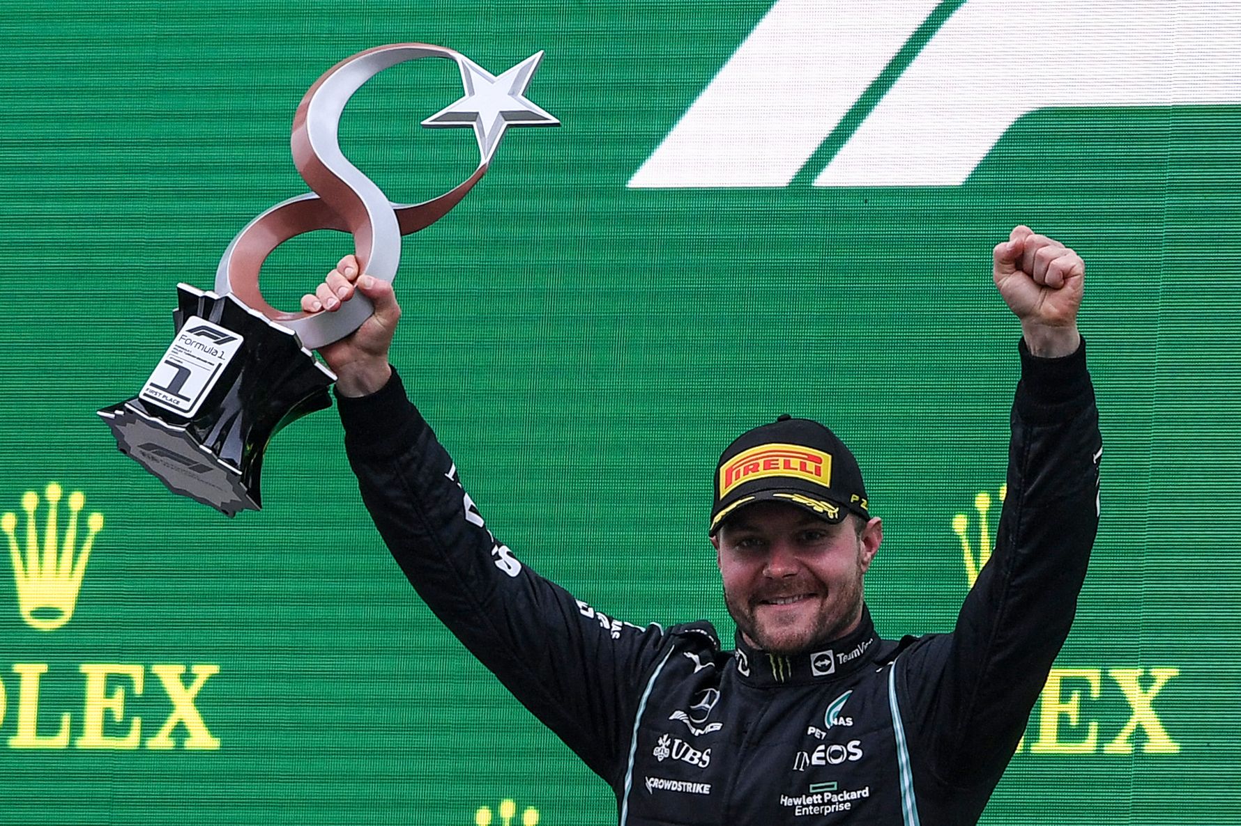 Pembalap Mercedes Valtteri Bottas usai menjadi juara di GP Turki