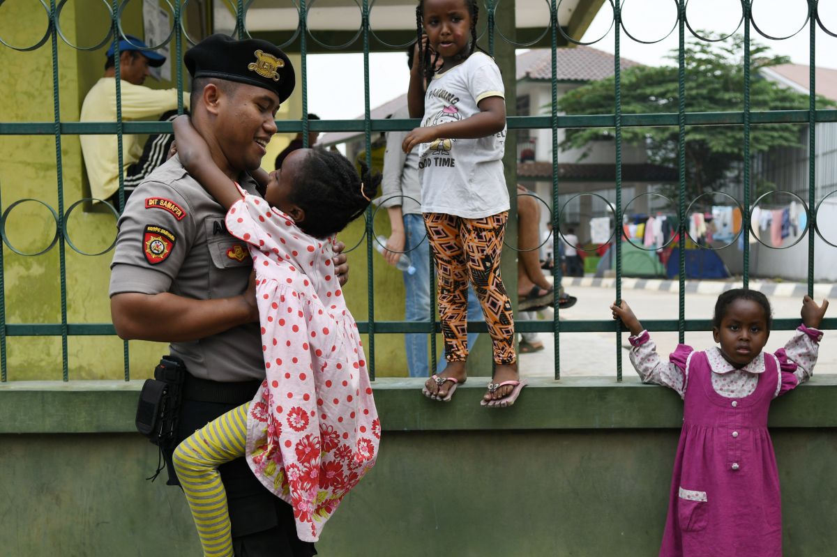Pencari suaka beraktivitas di tempat penampungan sementara di gedung Eks Kodim, Kalideres, Jakarta, Selasa (3/9).  