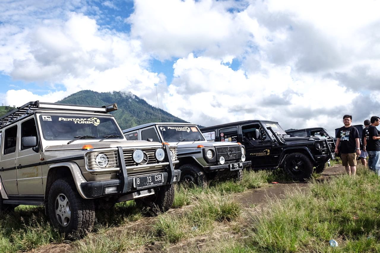 Komunitas mobil tua menjaga performa mesinnya dengan touring dan mengisi BBM berkualitas.