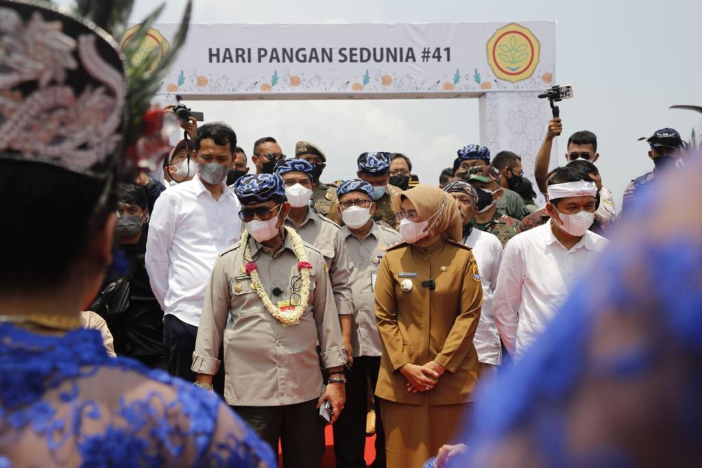 Mentan SYL (tengah berkalung bunga).