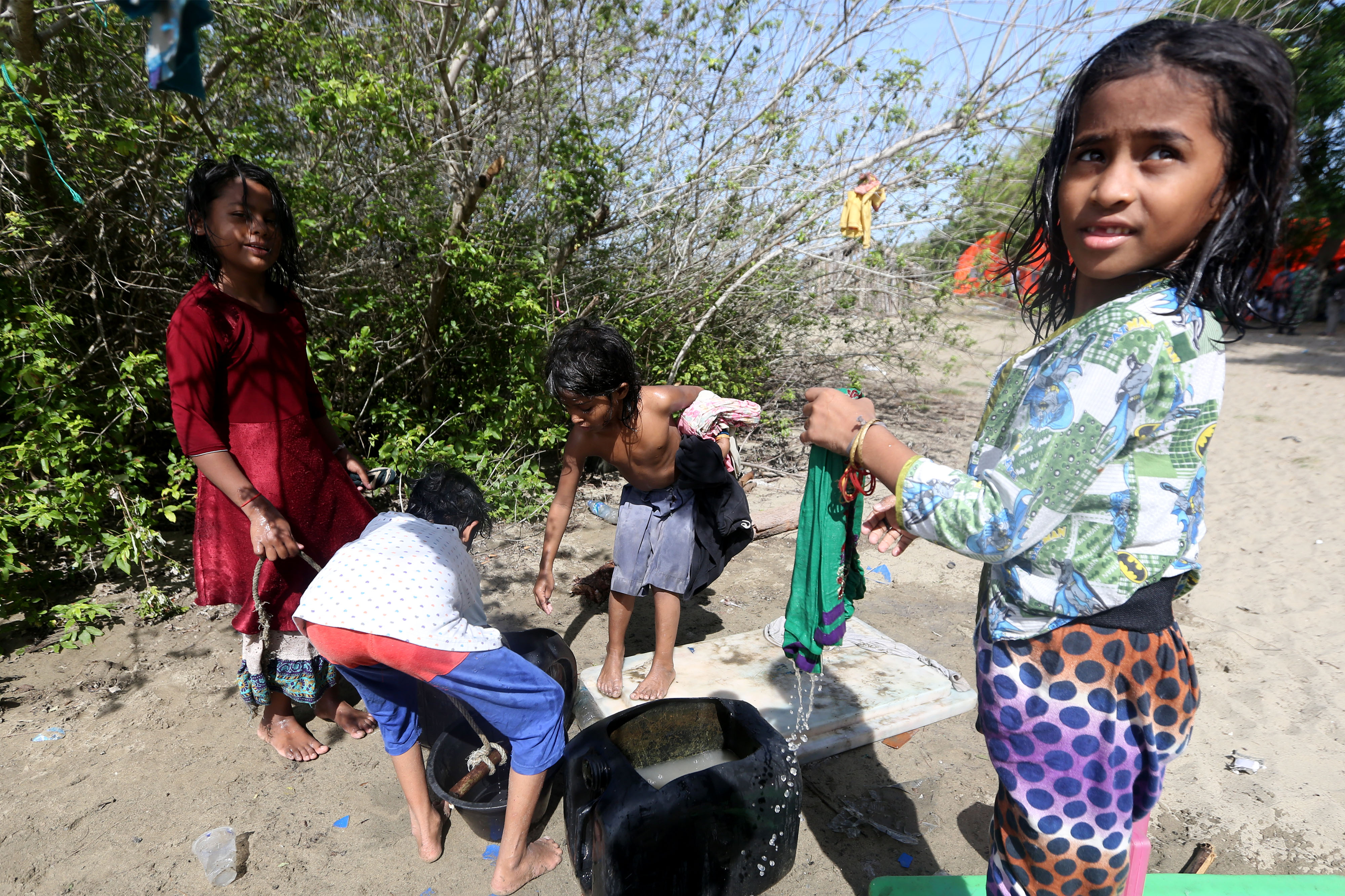 Anak-anak pengungsi etnis Rohingya yang terdampar di pesisir pantai Kuala Simpang Ulim di pulau Idaman, Aceh Timur, Aceh, Minggu (6/6/2021).