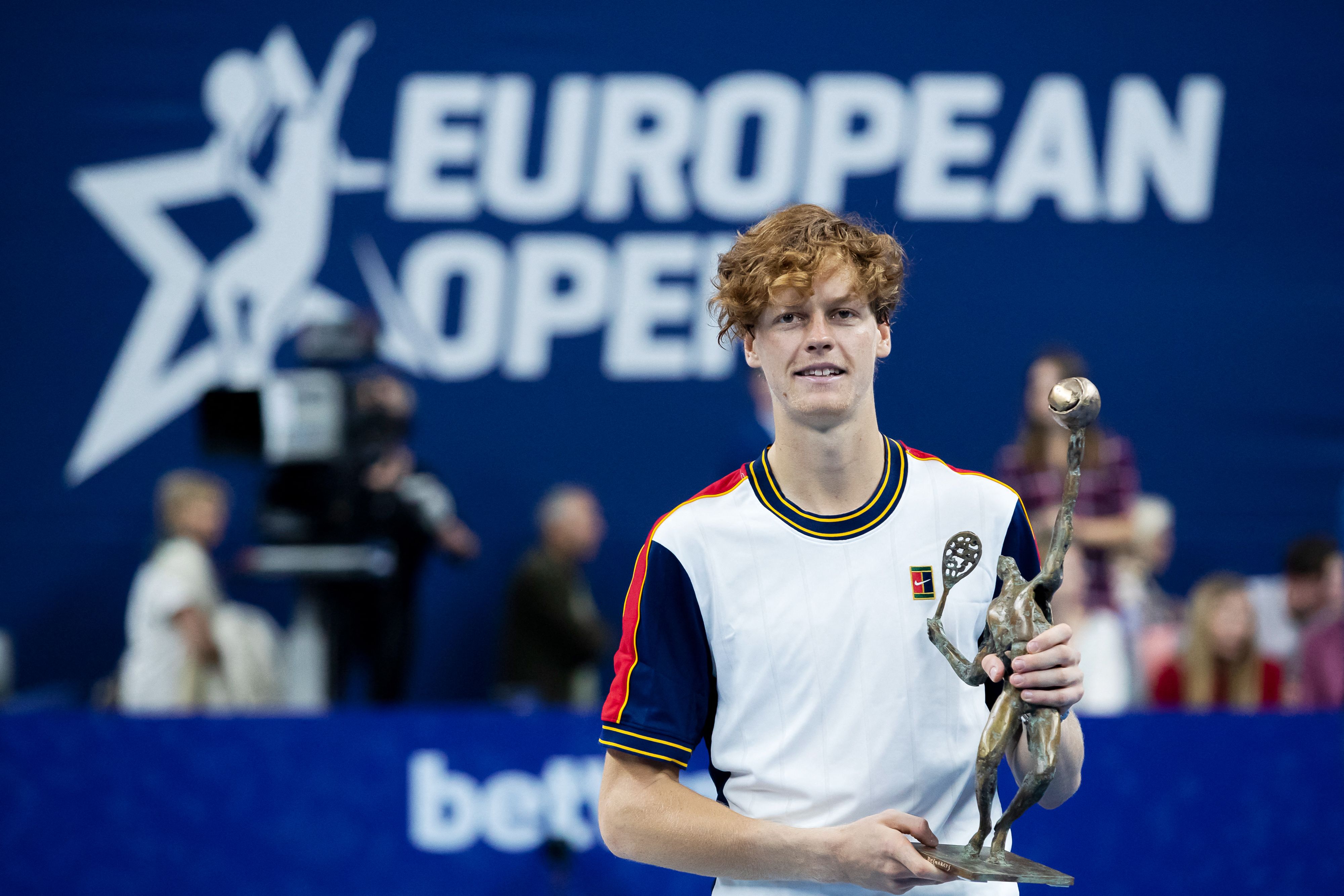 Petenis Italia Jannik Sinner usai menjadi juara di turnamen ATP di Antwerp.