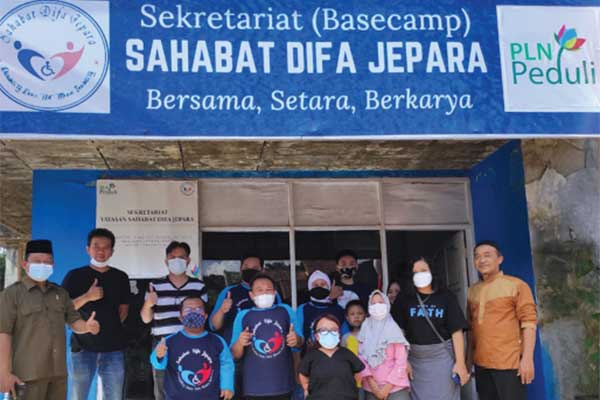 Anggiasari Puji Aryatie (keempat kanan) berfoto bersama dengan para penyandang disabilitas dan pendamping 