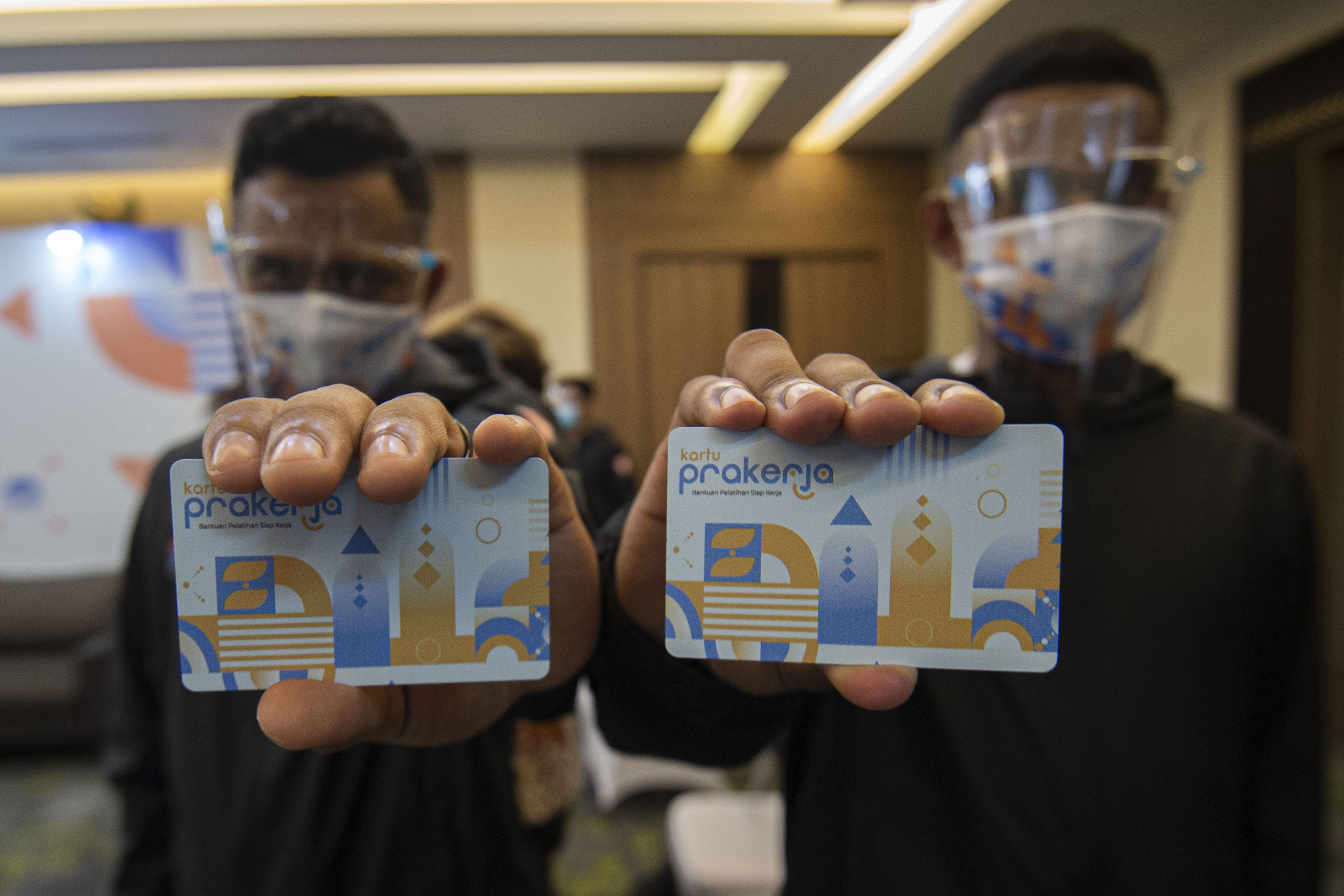 Warga menunjukkan kartu prakerja