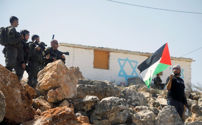 Pengunjuk rasa mengikuti aksi protes mendukung petani Palestina dan menentang permukiman Israel di Beita, wilayah pendudukan Israel, Tepi Ba